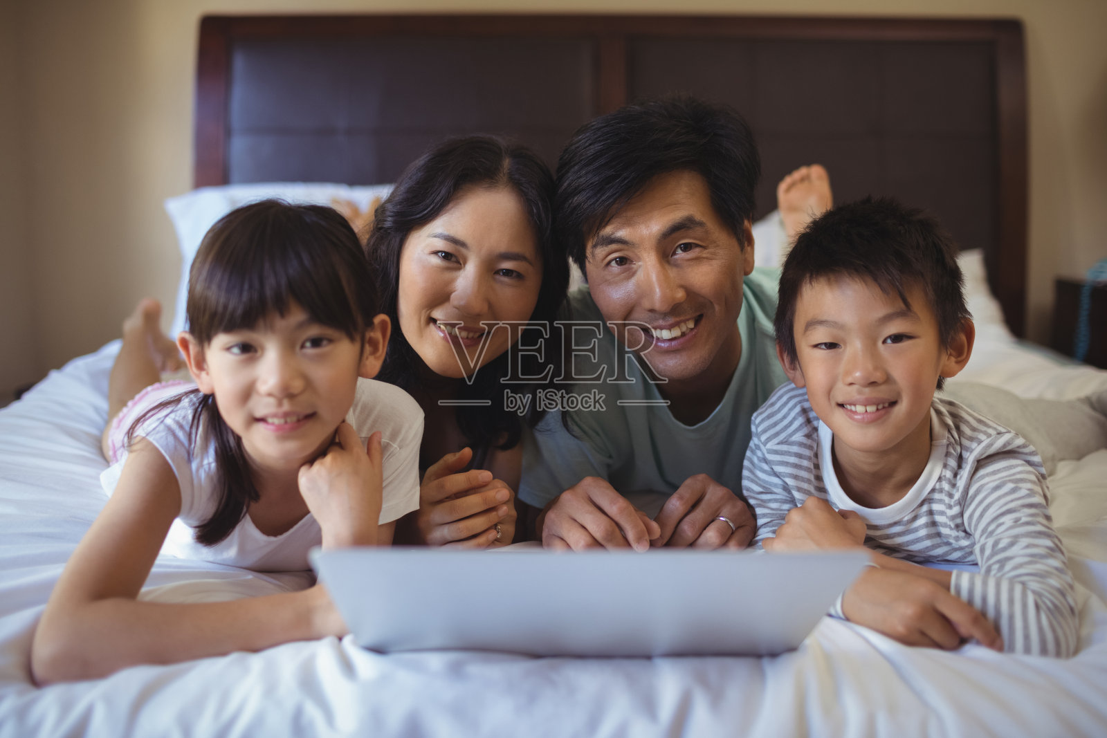 家人在卧室一起使用笔记本电脑照片摄影图片