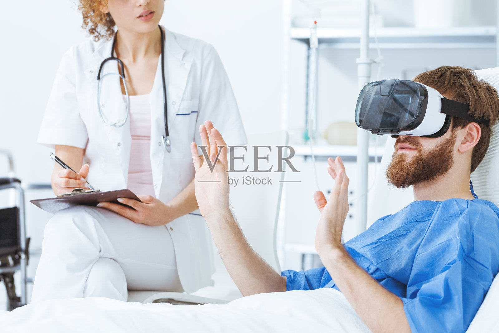 佩戴VR眼镜的患者照片摄影图片