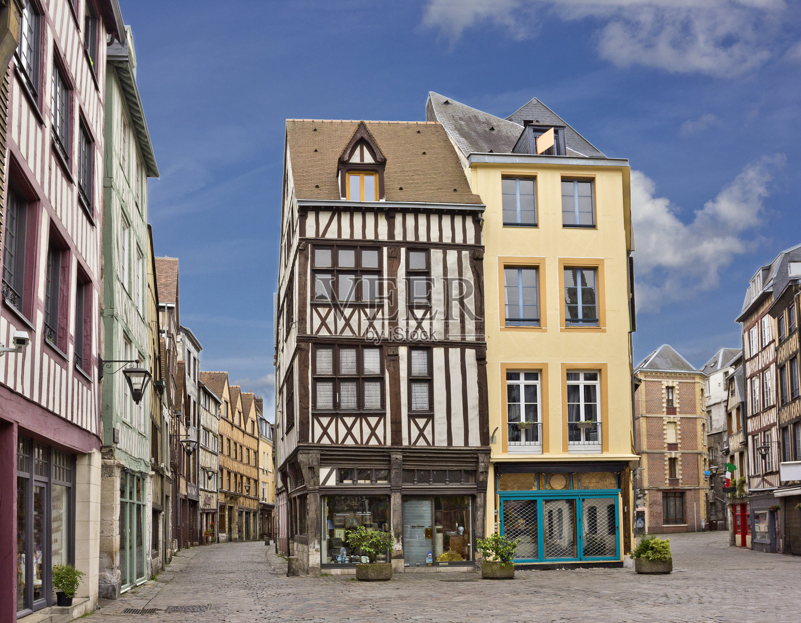 法国鲁昂的小广场，有半木制的建筑照片摄影图片