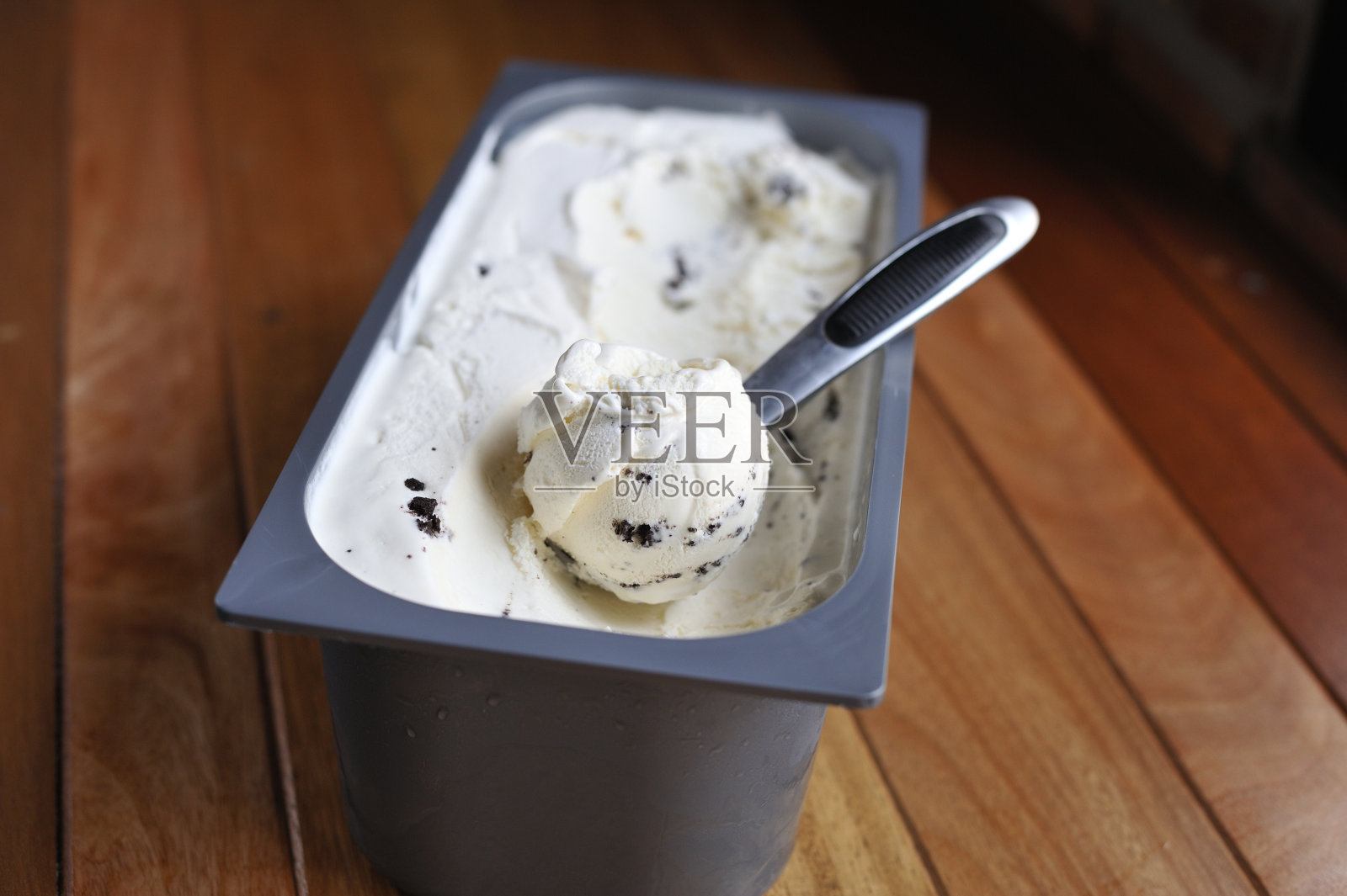自制有机香草冰淇淋勺，从容器中舀出照片摄影图片