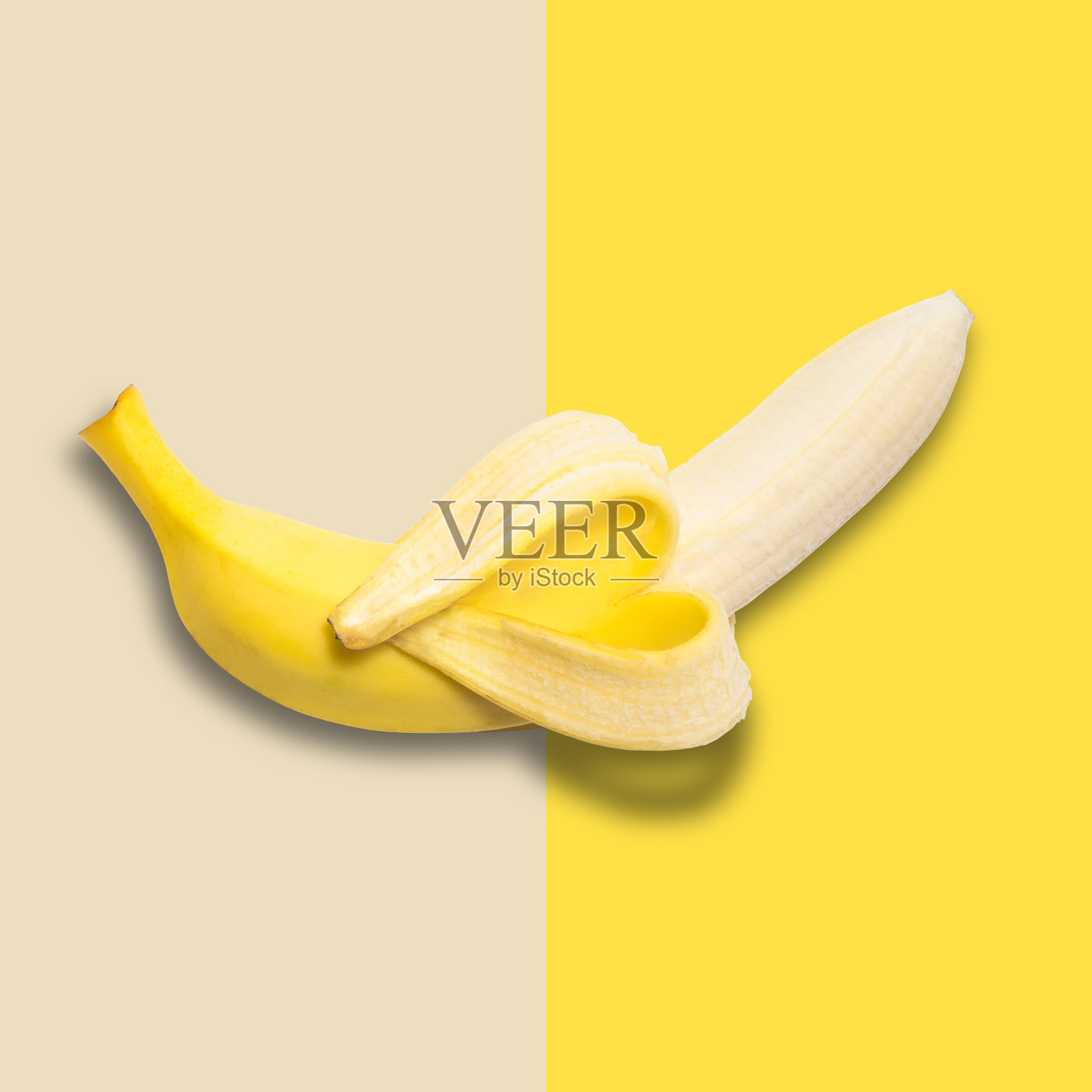 香蕉在浅棕色和黄色的背景上。最小的概念。流行的颜色。照片摄影图片