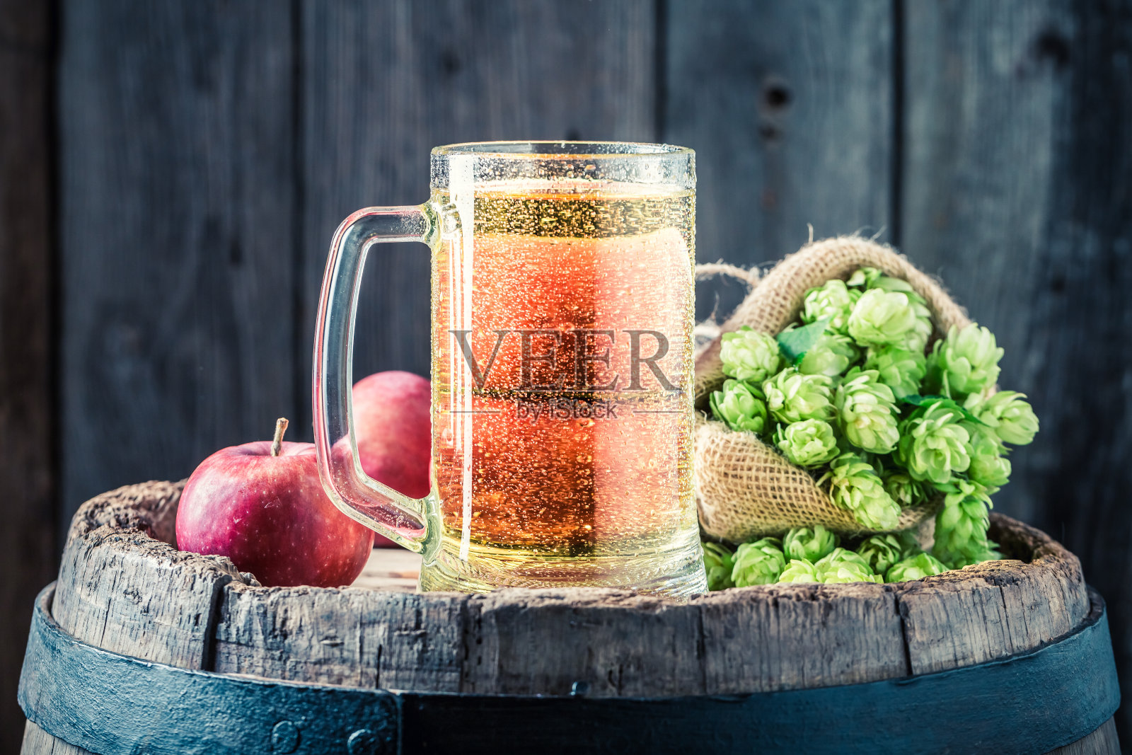 苹果啤酒与苹果，啤酒花和小麦的特写照片摄影图片