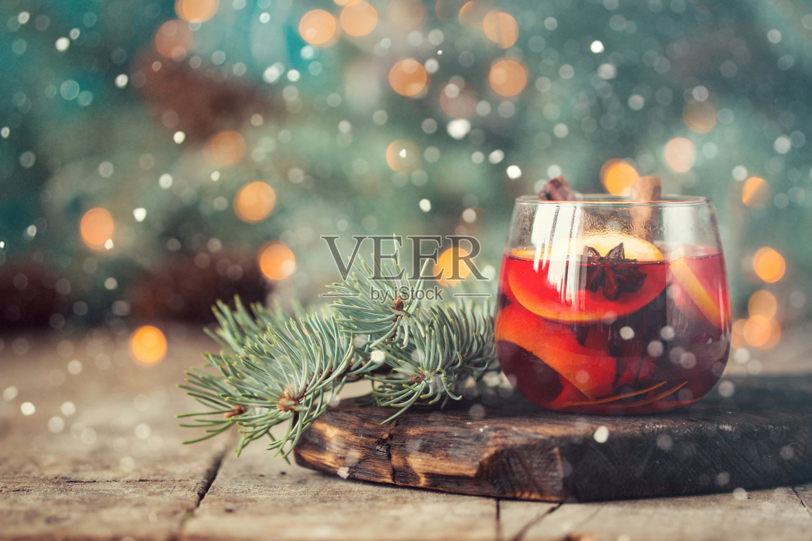 圣诞热葡萄酒与肉桂小豆蔻和茴芹木质背景照片摄影图片