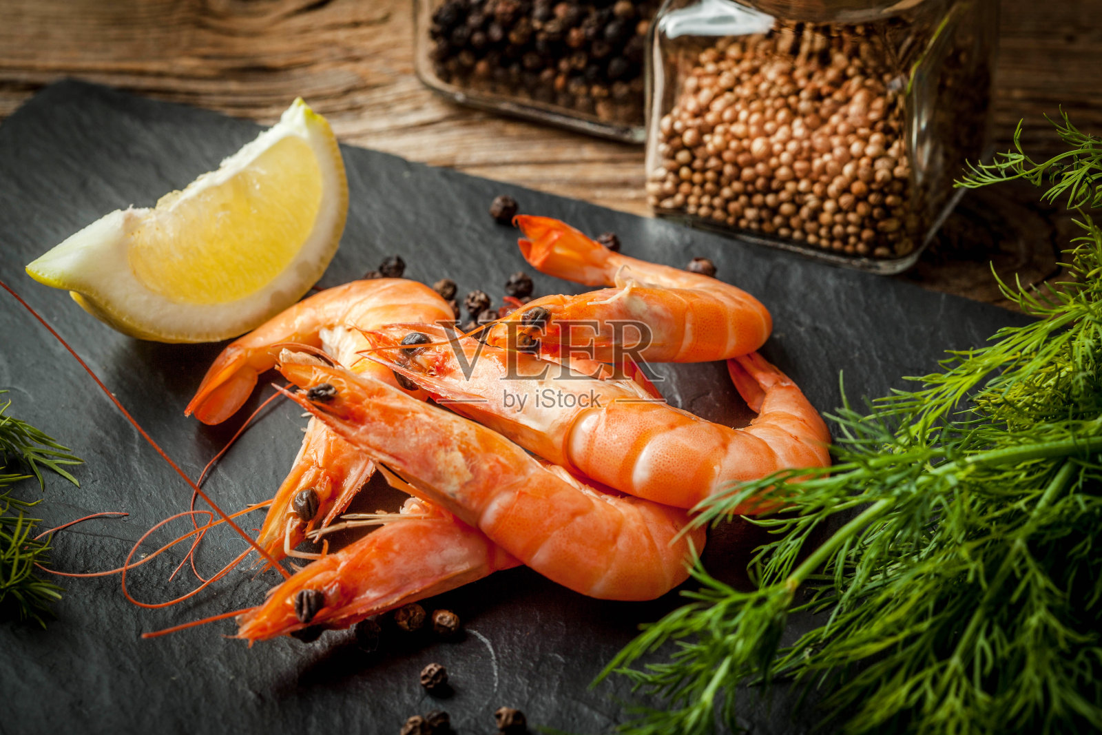 晚餐用的虾放在石盘里。照片摄影图片