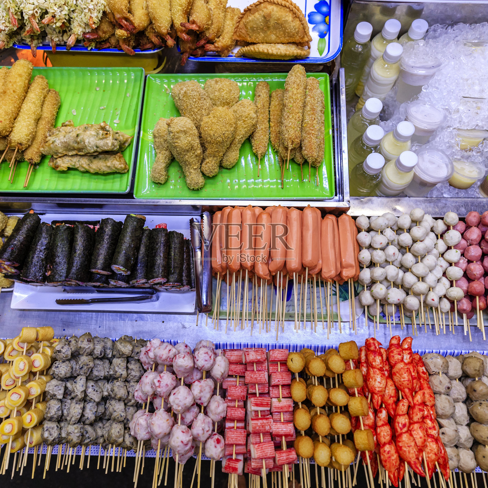 越南湄公河三角洲夜市上的新鲜街头小吃照片摄影图片