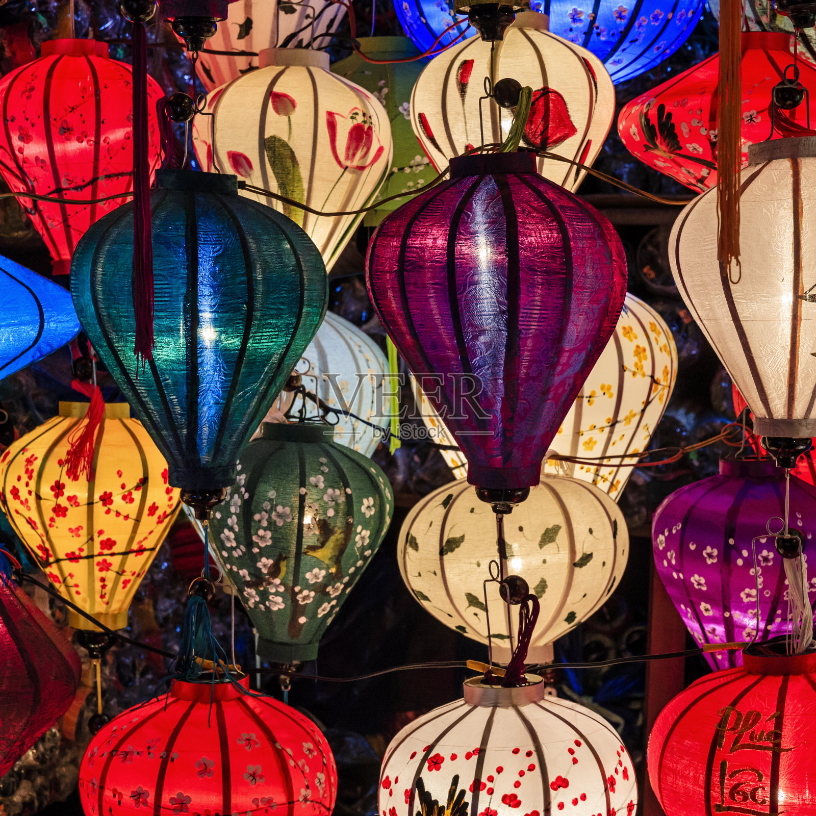 Traditional silk hanging lanterns in Hoi An city, Vietnam照片摄影图片