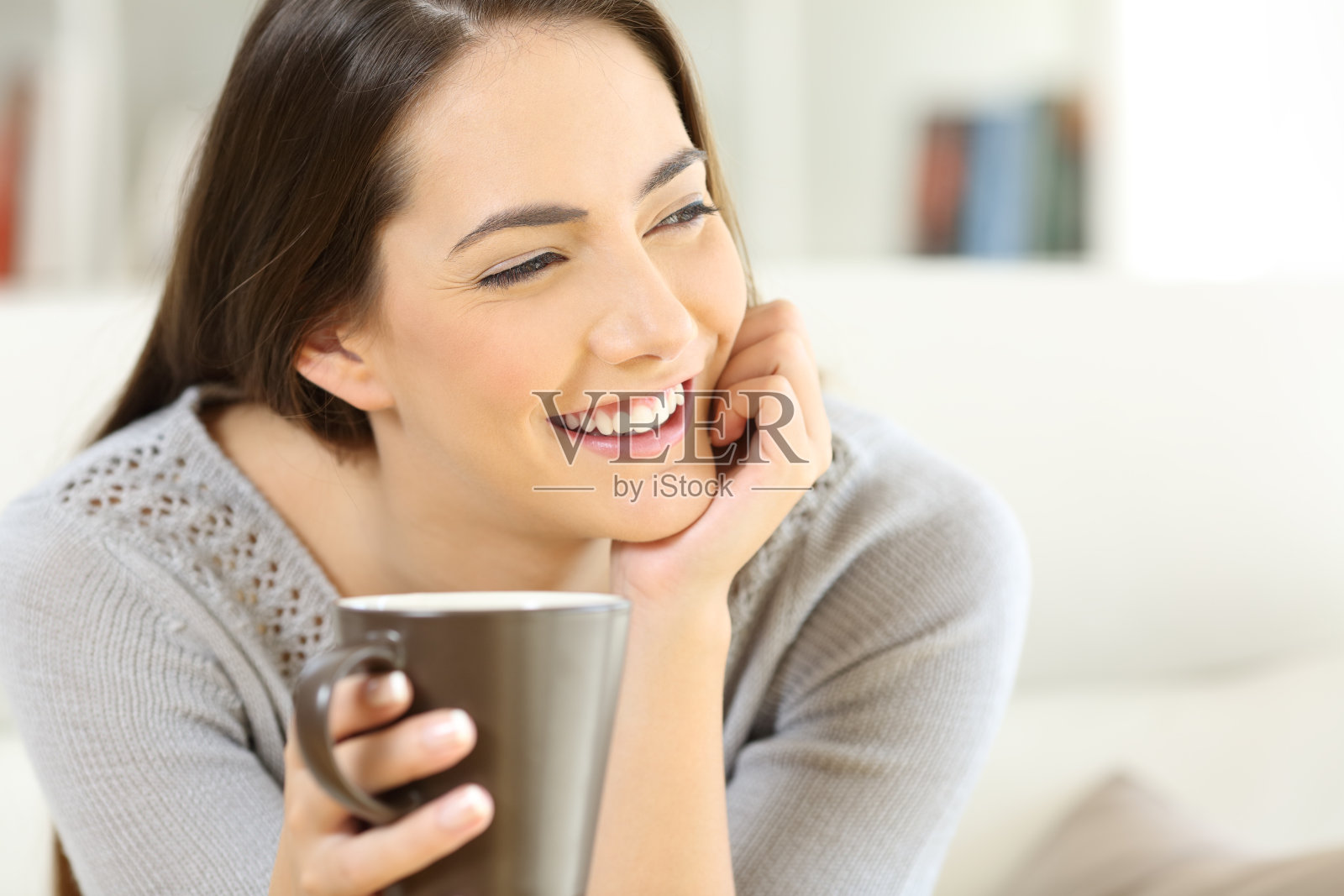 端着一杯咖啡的快乐女人照片摄影图片