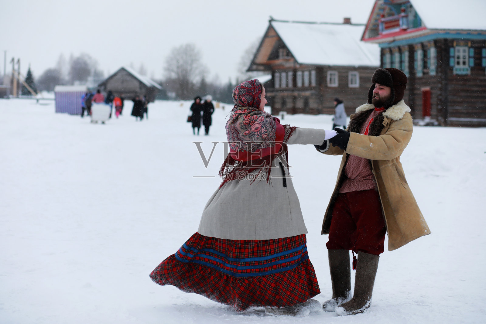 穿着俄罗斯农民传统冬装的夫妇照片摄影图片