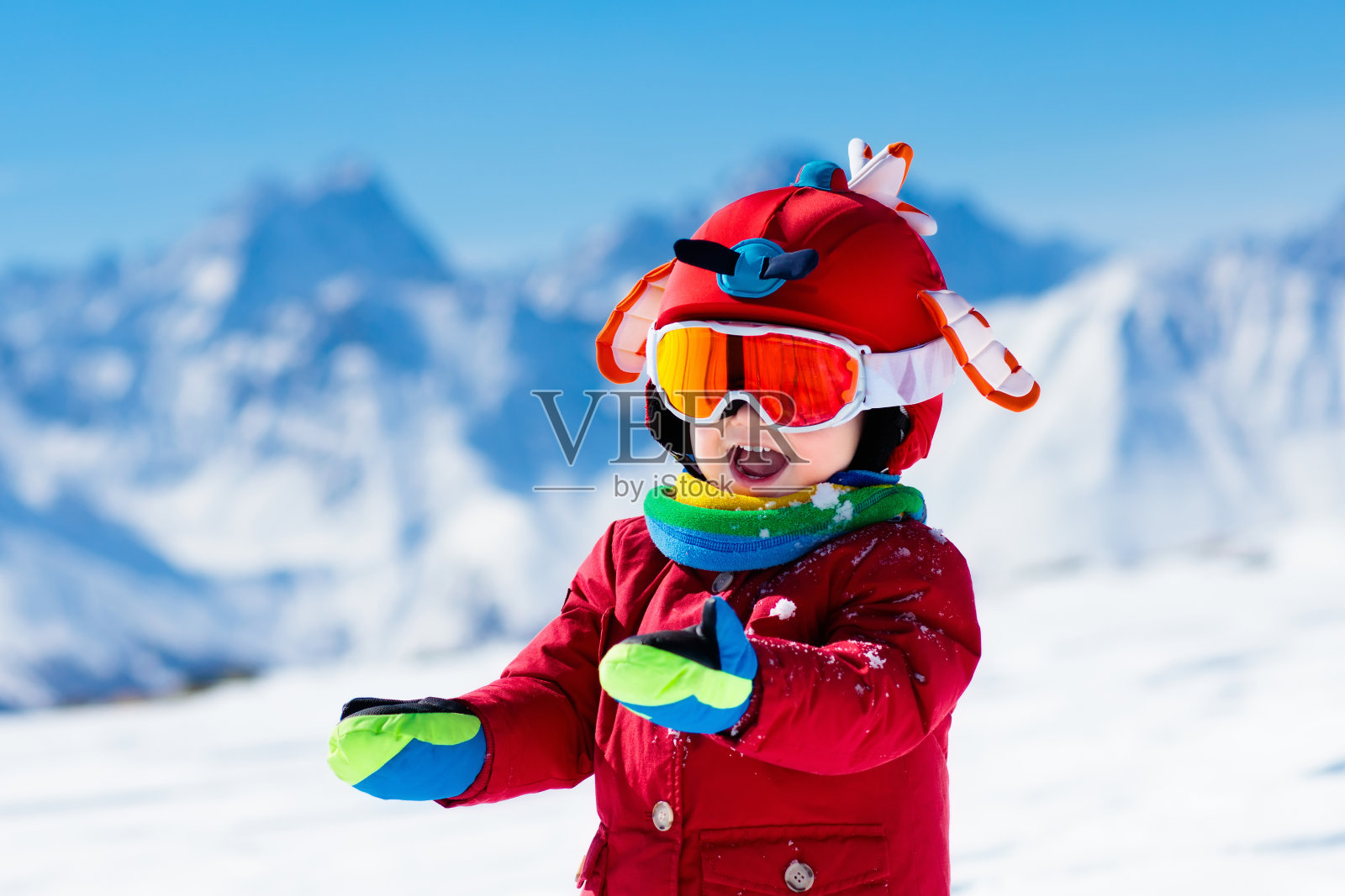 孩子们冬天玩雪。儿童滑雪。家庭滑雪。照片摄影图片