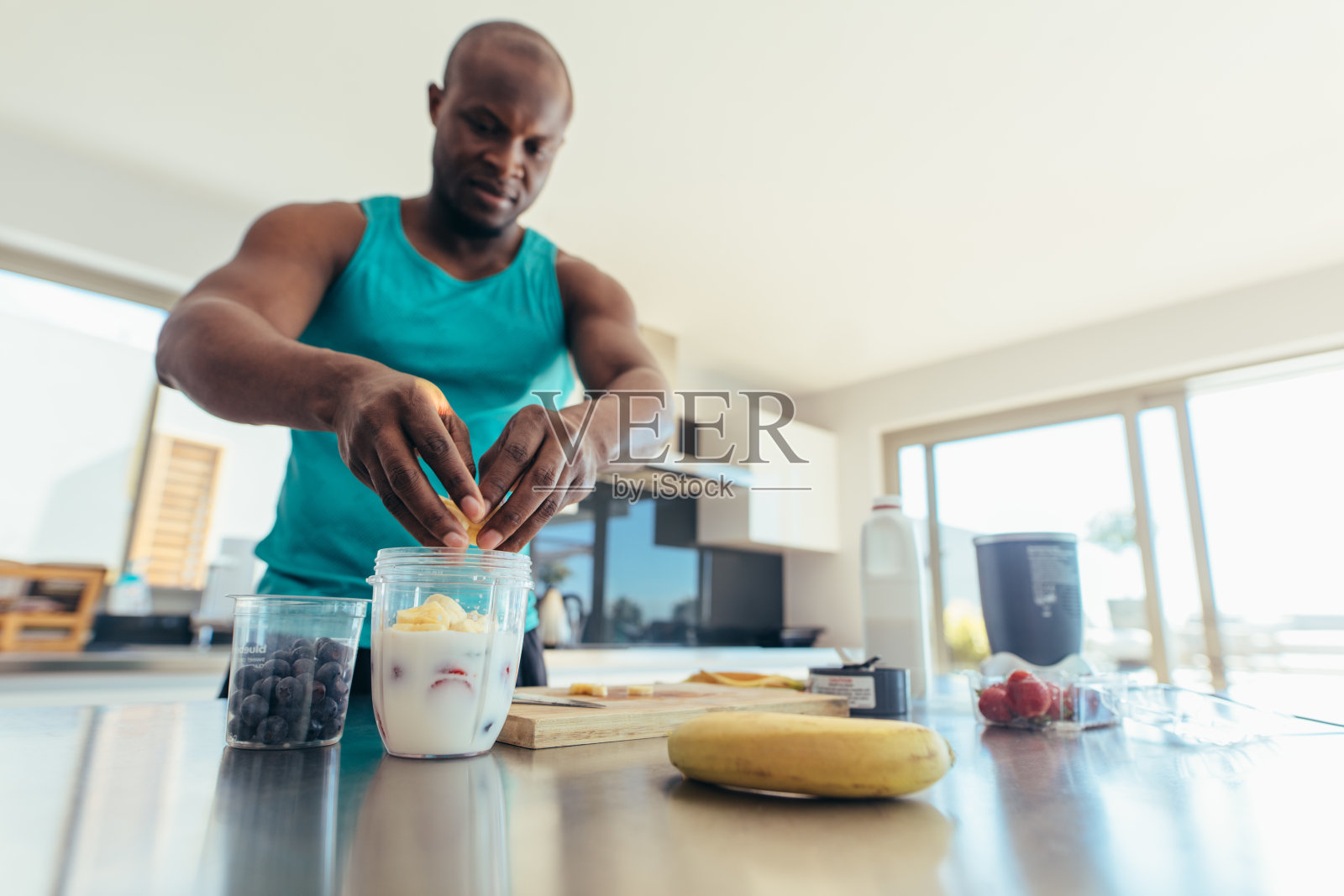 在厨房准备早餐的男人照片摄影图片