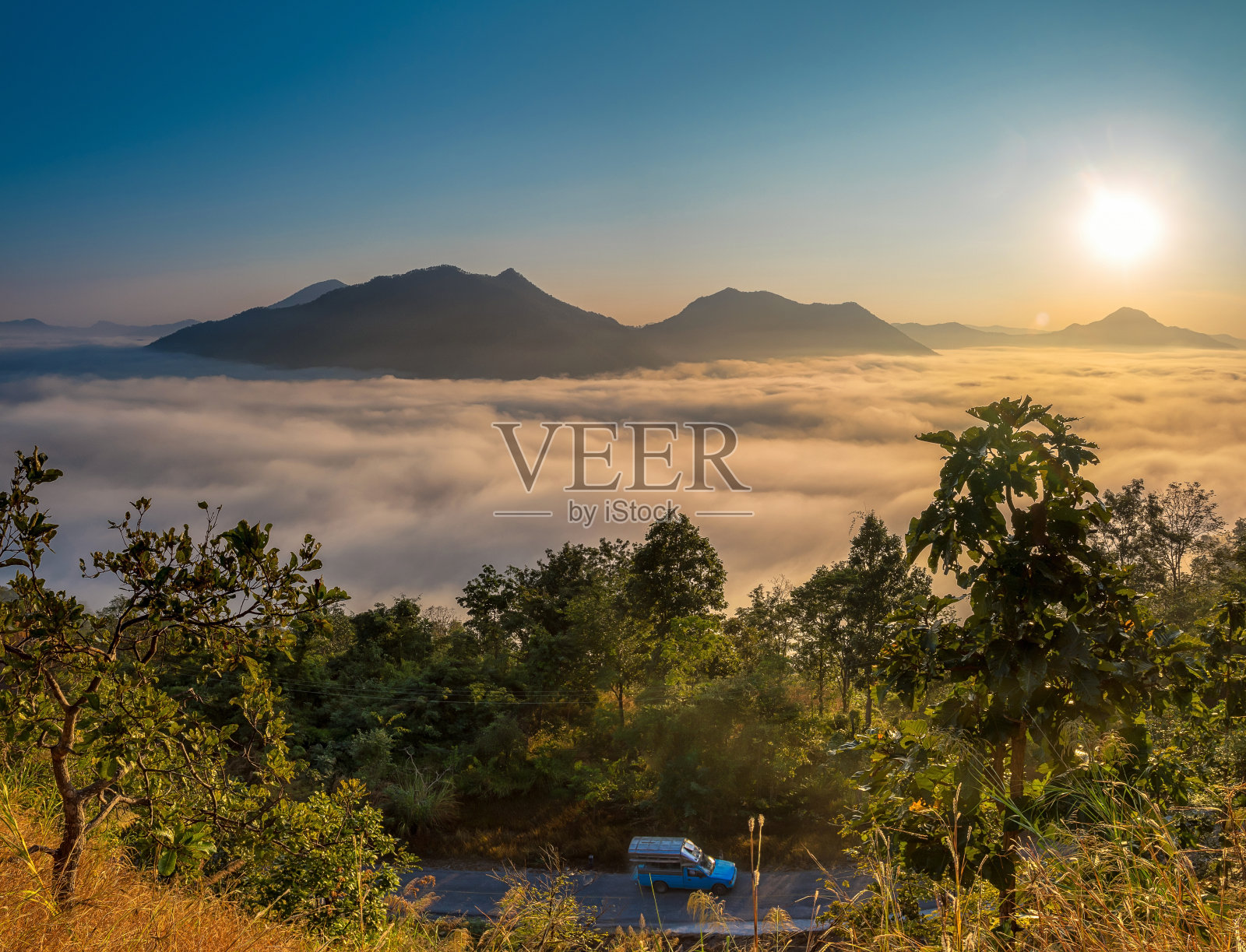 美丽的雾山风景与日落在富Thok山山丘，Loei省，泰国。照片摄影图片