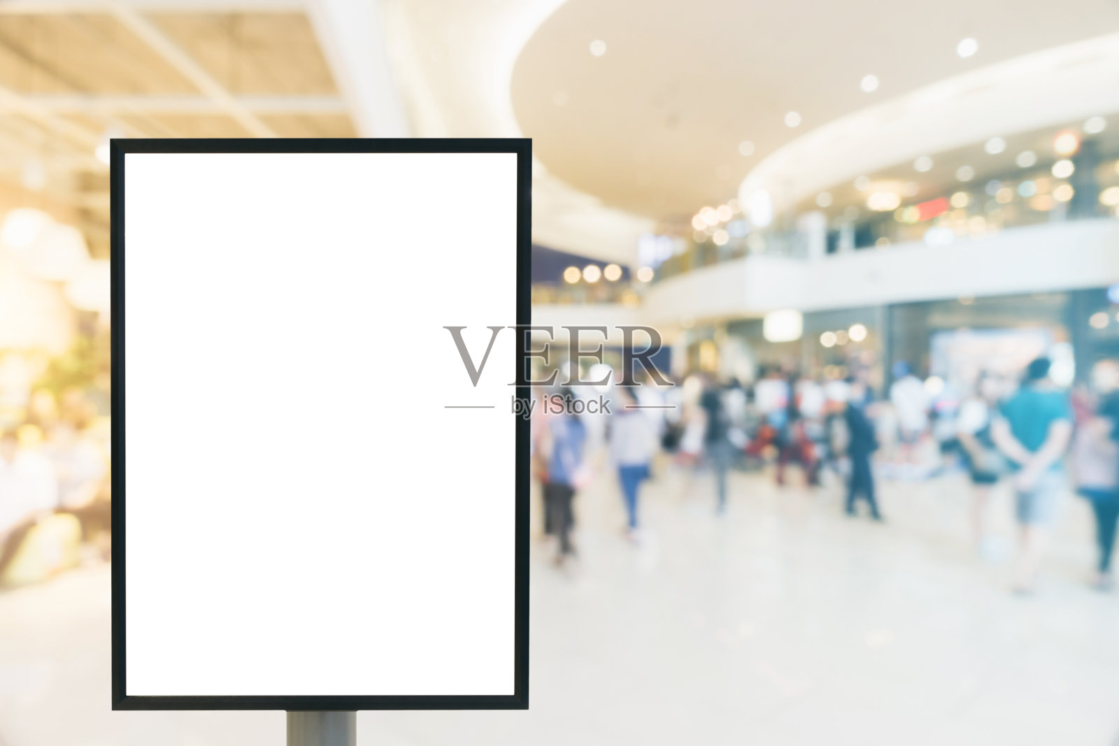 空白模拟垂直海报广告牌与复制空间为您的短信或内容在现代购物中心。空白模拟垂直街道海报广告牌百货商店的背景。照片摄影图片