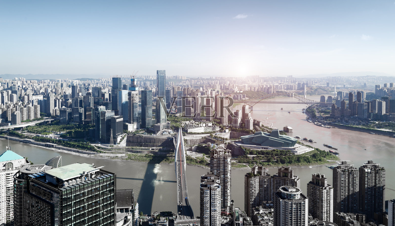 重庆的城市景观和天际线在云天，中国照片摄影图片