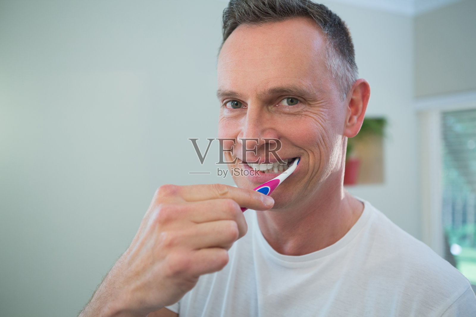 男人正在用牙刷刷牙照片摄影图片