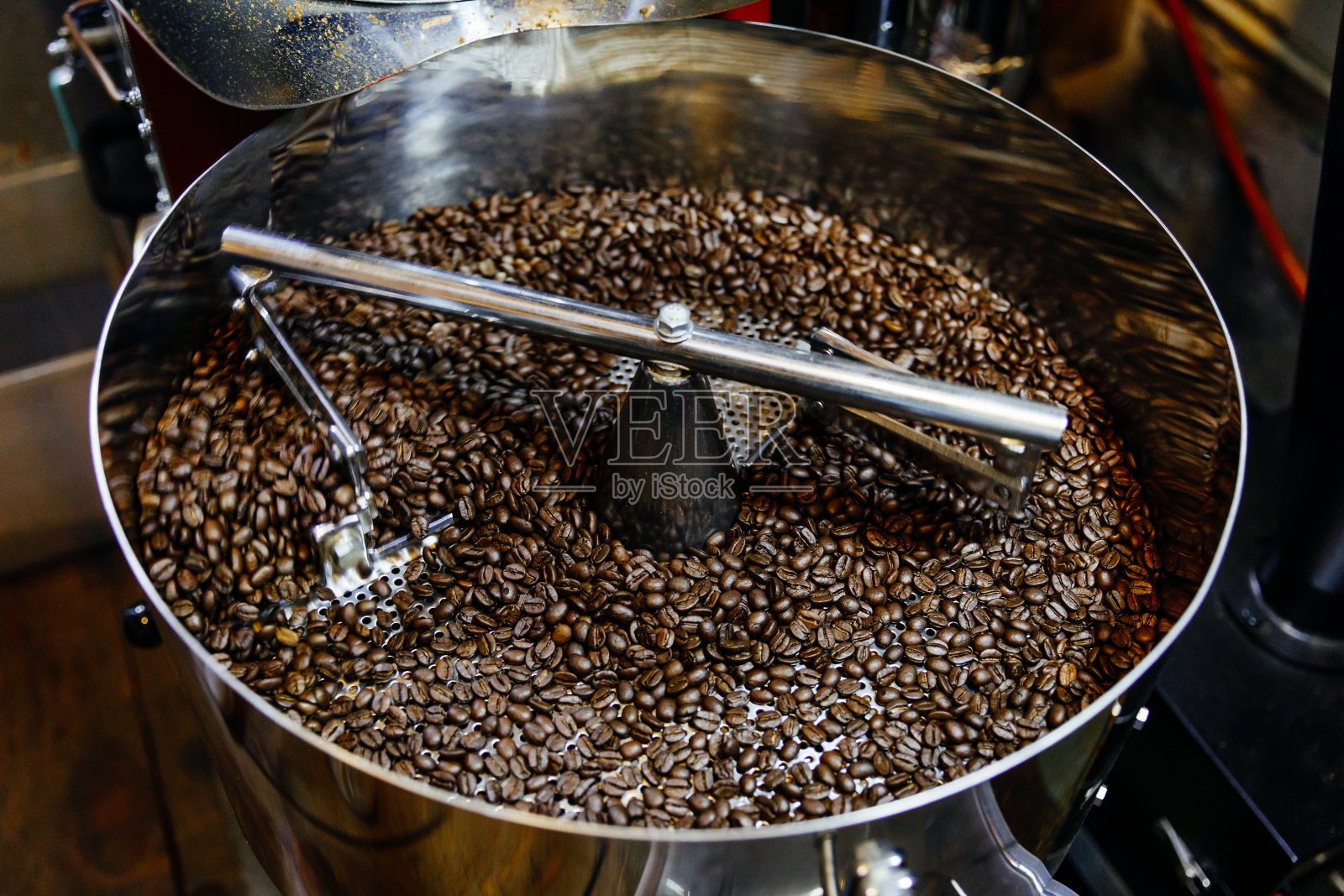 新鲜烘焙的咖啡豆在搅拌机照片摄影图片