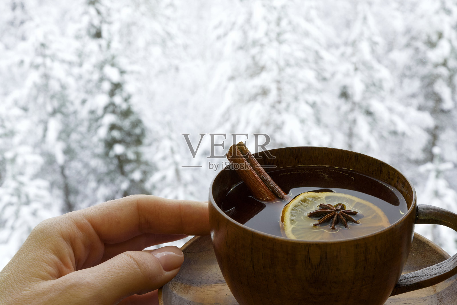 窗台上的香茶。窗外的雪林景色照片摄影图片