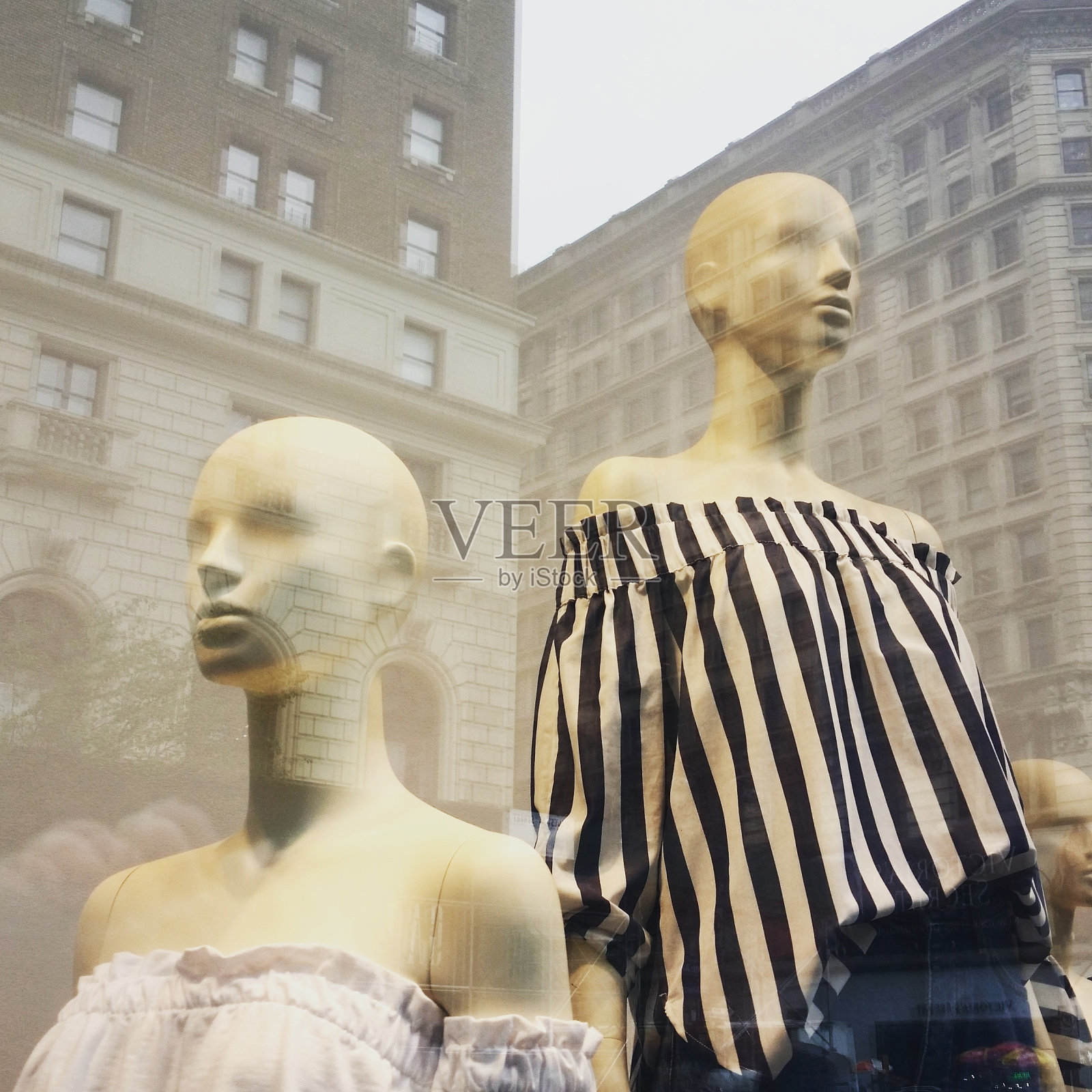 纽约建筑反射在零售商店的橱窗与人体模型照片摄影图片
