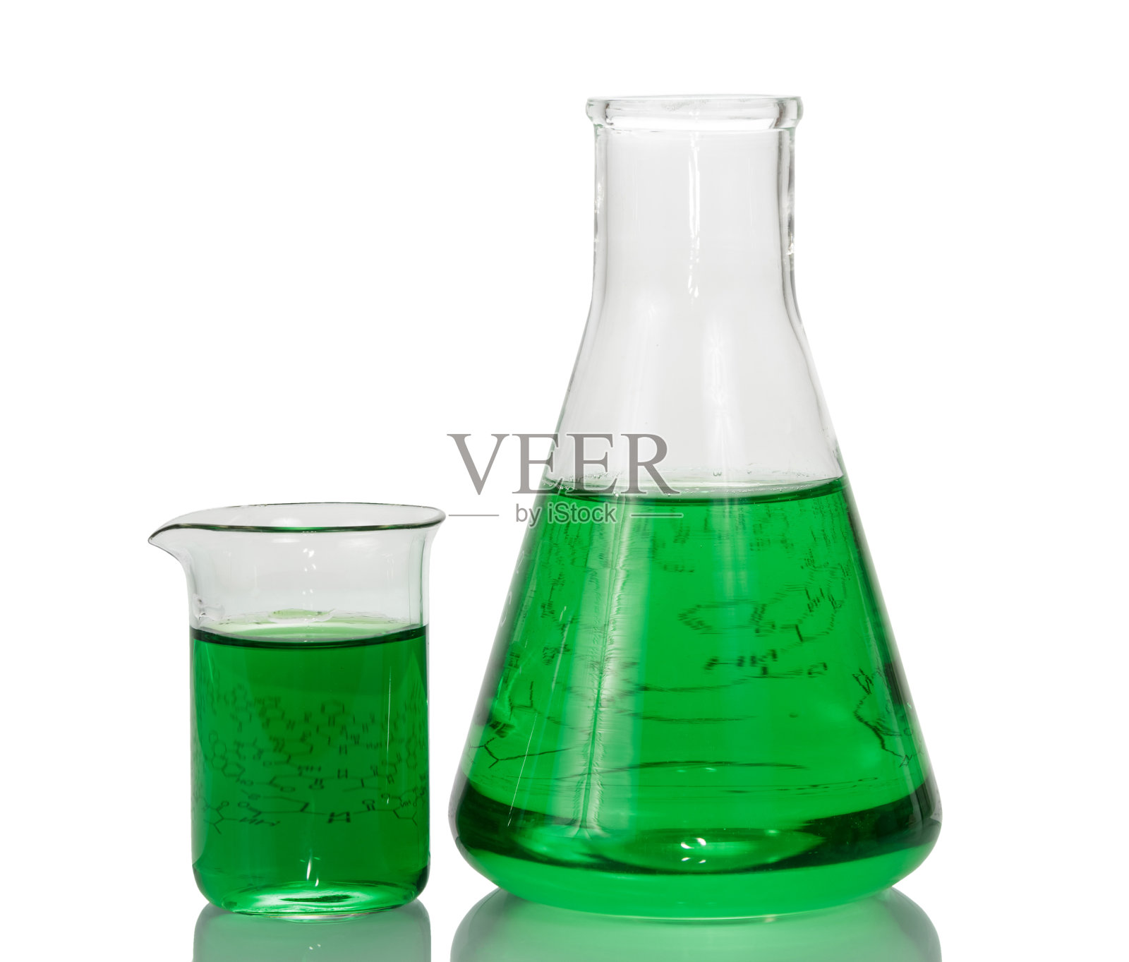 一个化学烧瓶，烧杯与绿色液体和一张纸的配方孤立在白色背景。照片摄影图片