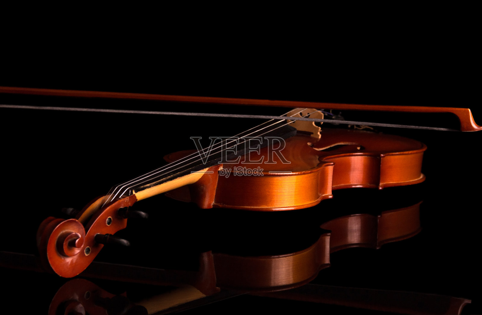小提琴端弓特写孤立在黑色照片摄影图片