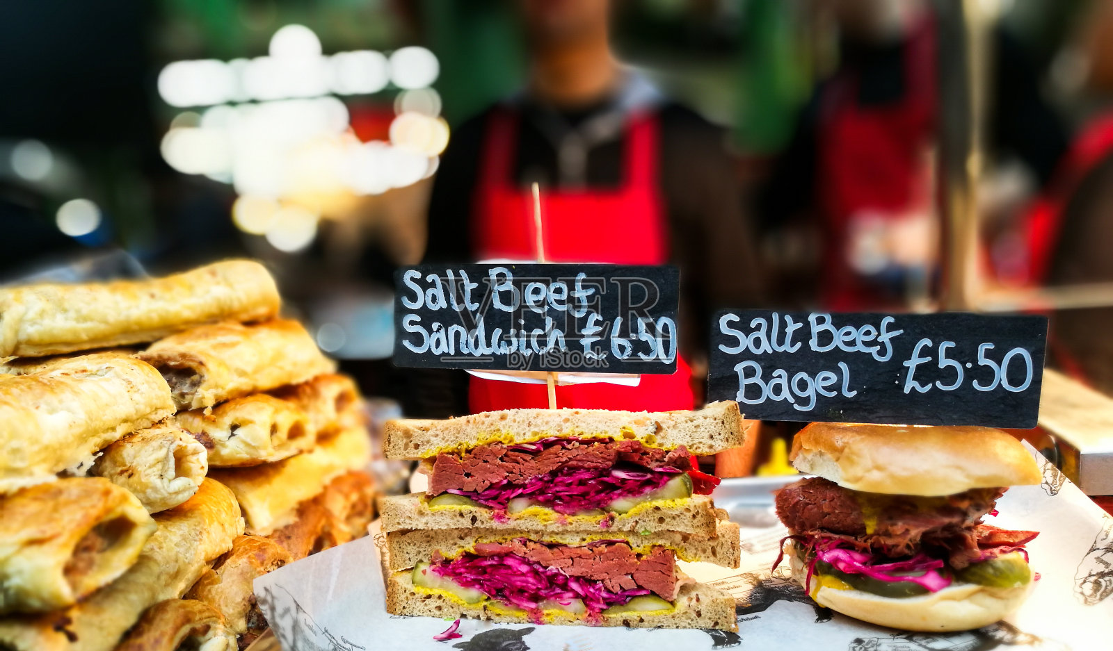 特写的咸牛肉和芥末三明治和百吉饼与厨师的背景照片摄影图片