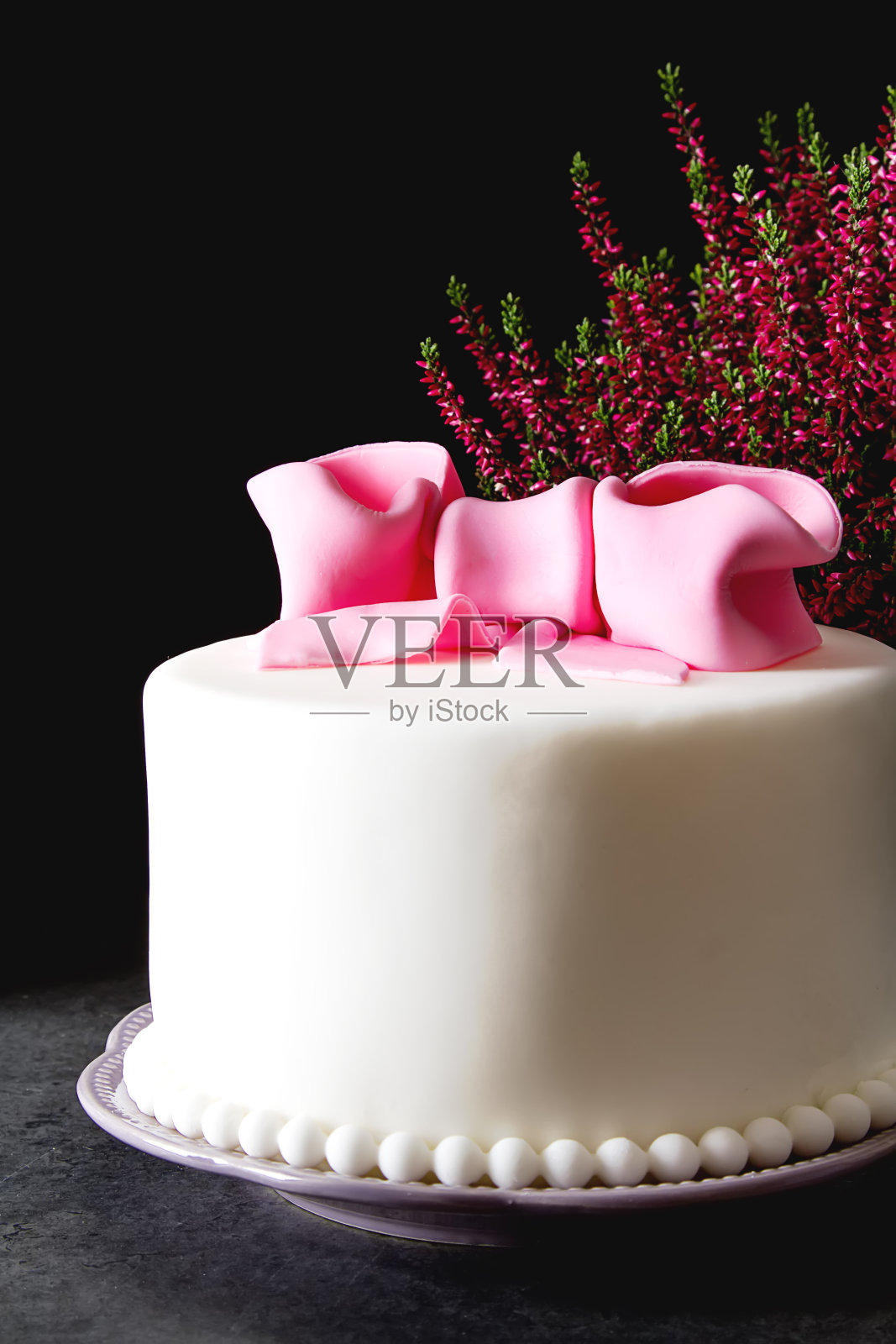 儿童生日蛋糕和杏仁蛋白软糖。照片摄影图片