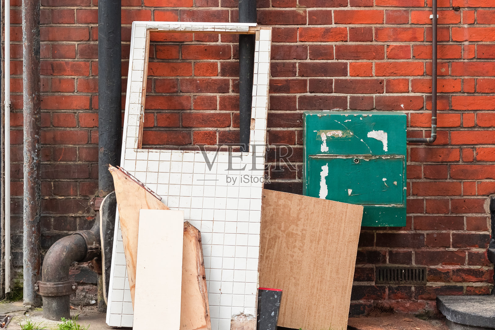 大木板和废品被丢弃在伦敦大街的角落里照片摄影图片