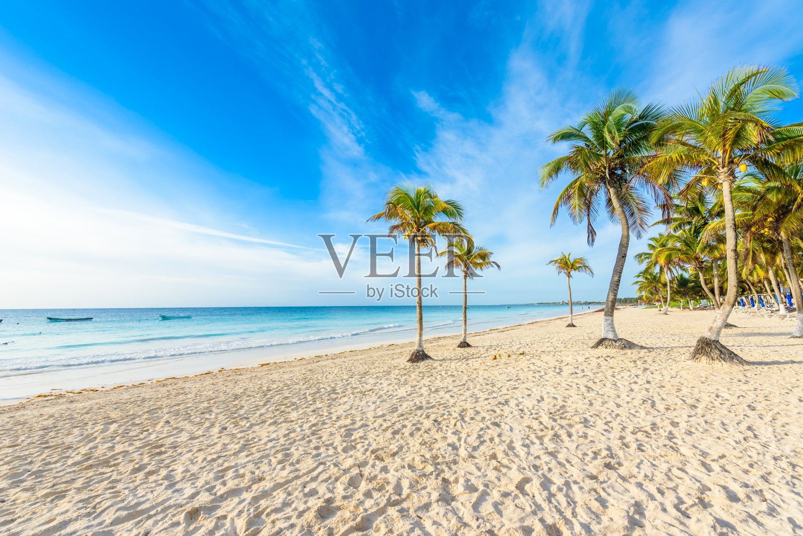 天堂海滩也叫普拉亚帕莱索日出-美丽的热带加勒比海岸图卢姆在金塔纳罗奥，玛雅里维埃拉，墨西哥照片摄影图片