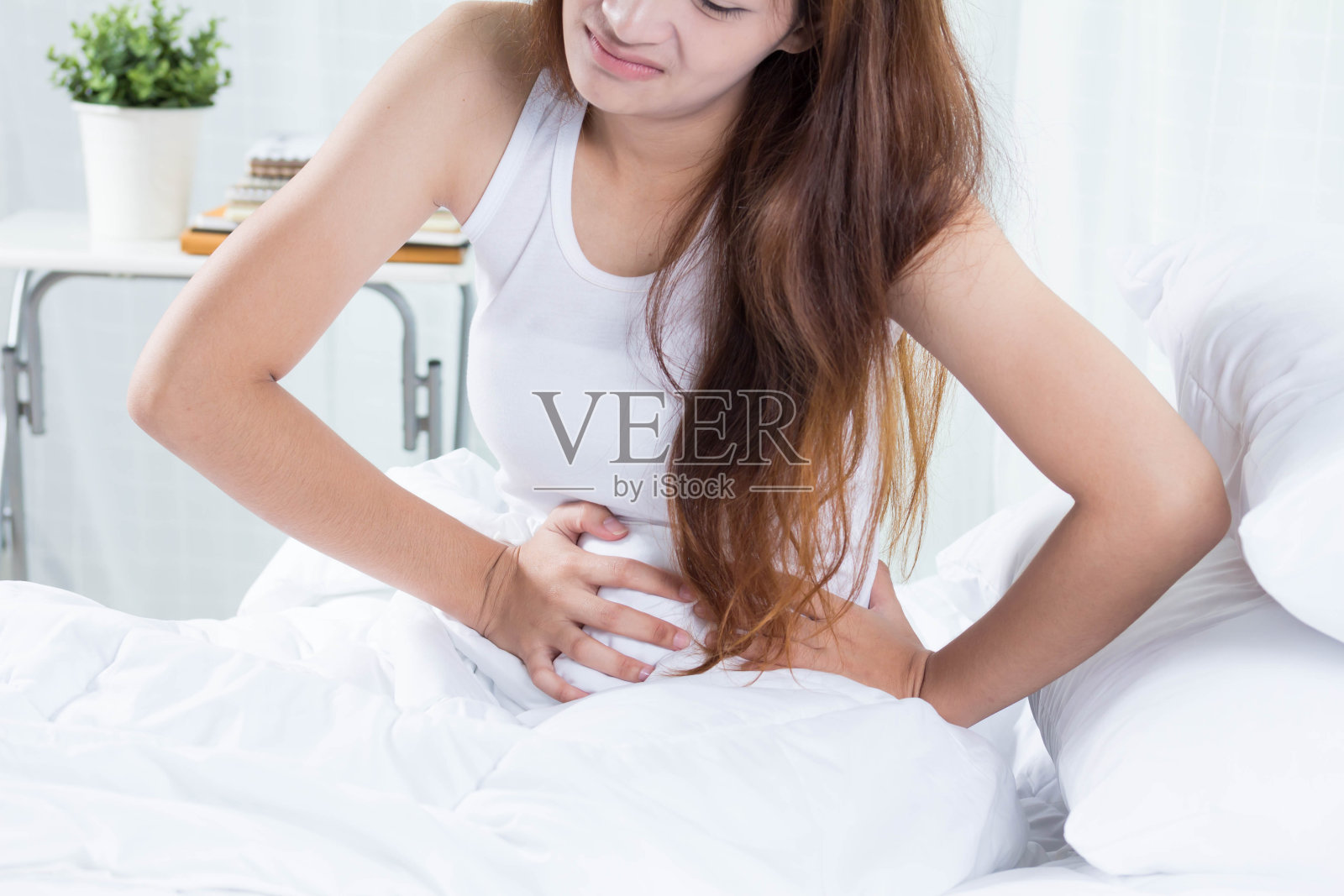 女性胃痛是因为有毒的食物照片摄影图片