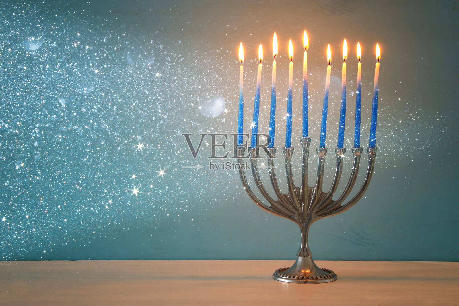 犹太节日光明节的背景与烛台(传统的烛台)和燃烧的蜡烛。照片摄影图片