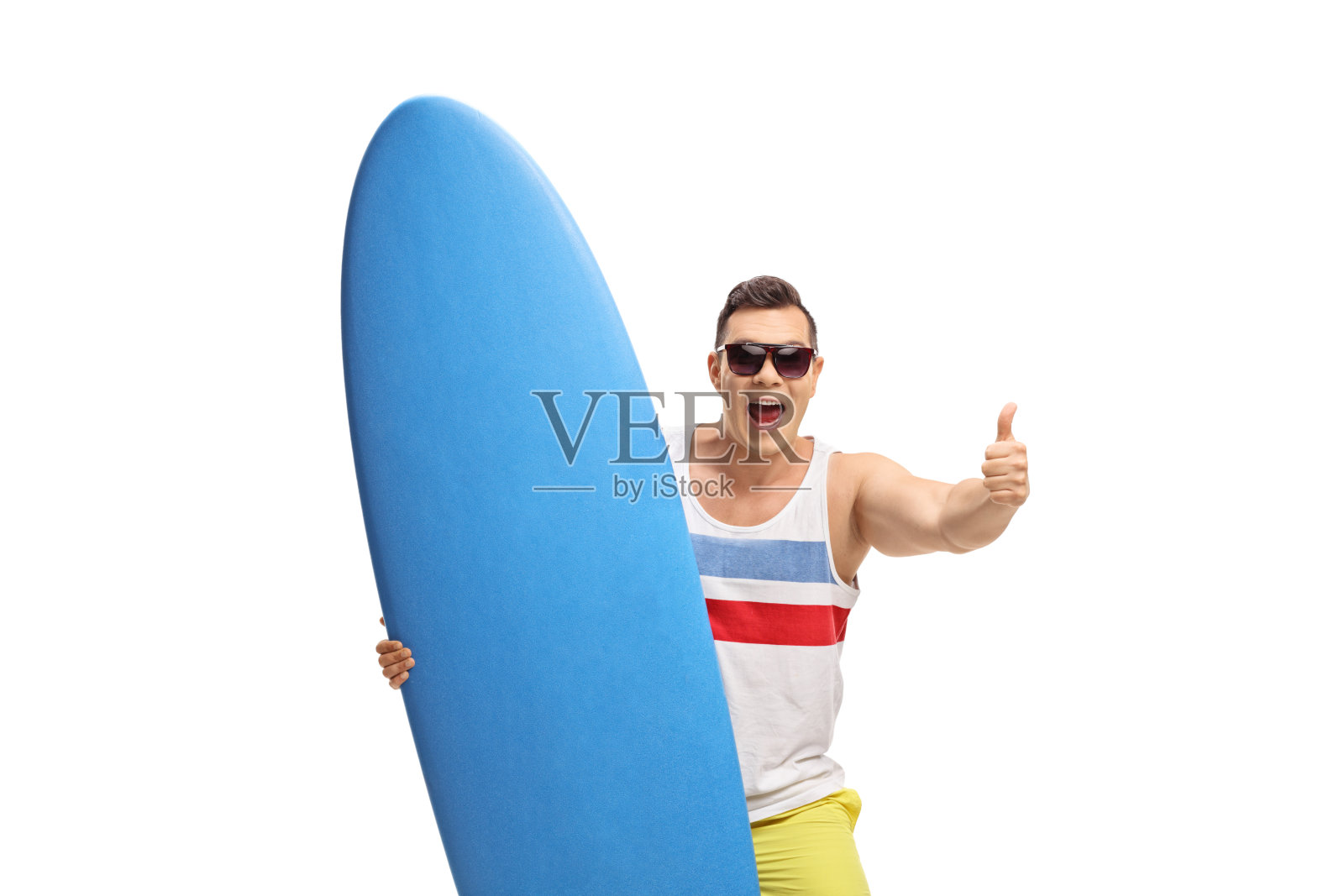 快乐的冲浪者用冲浪板竖起大拇指照片摄影图片