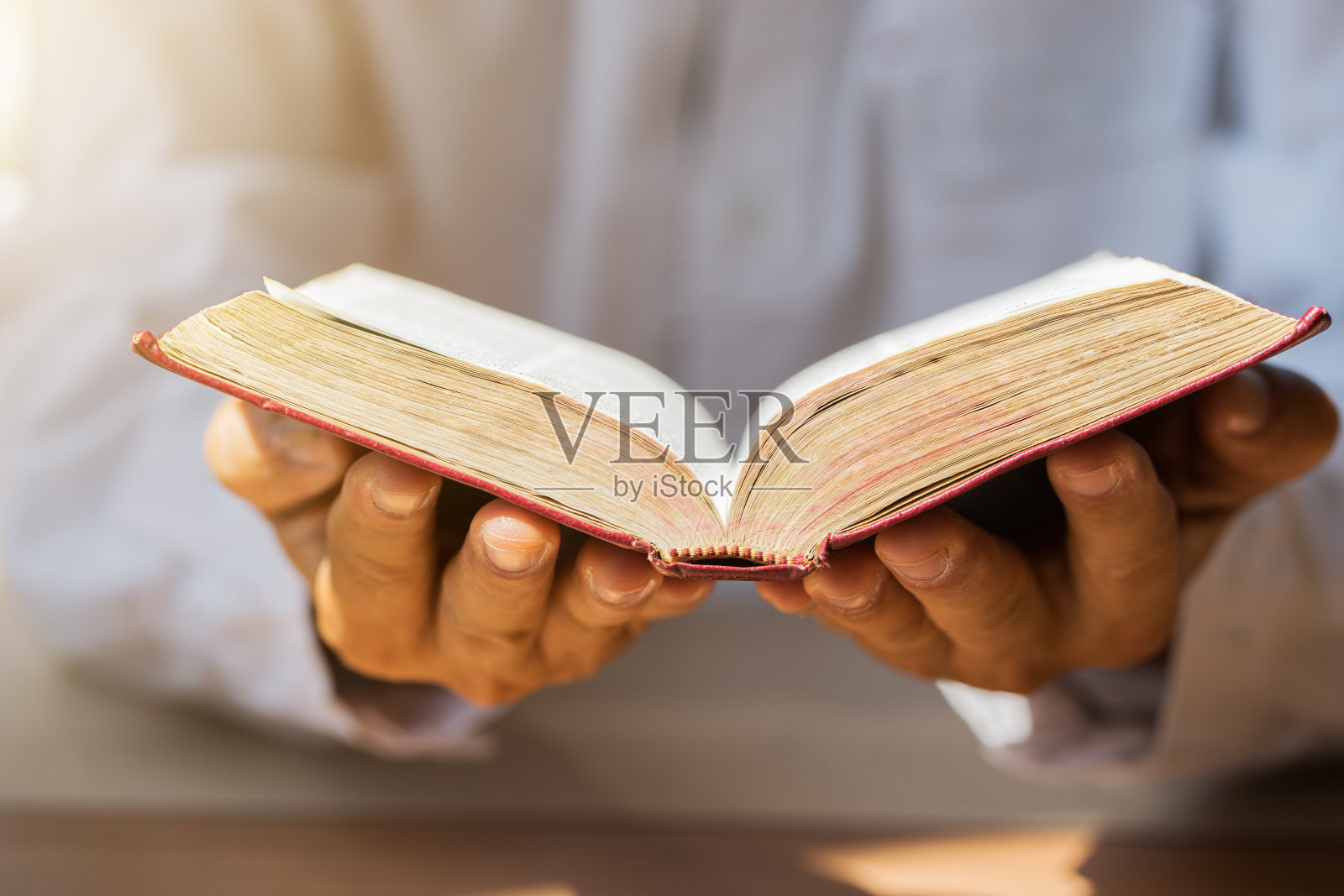一个在读圣经的人。照片摄影图片
