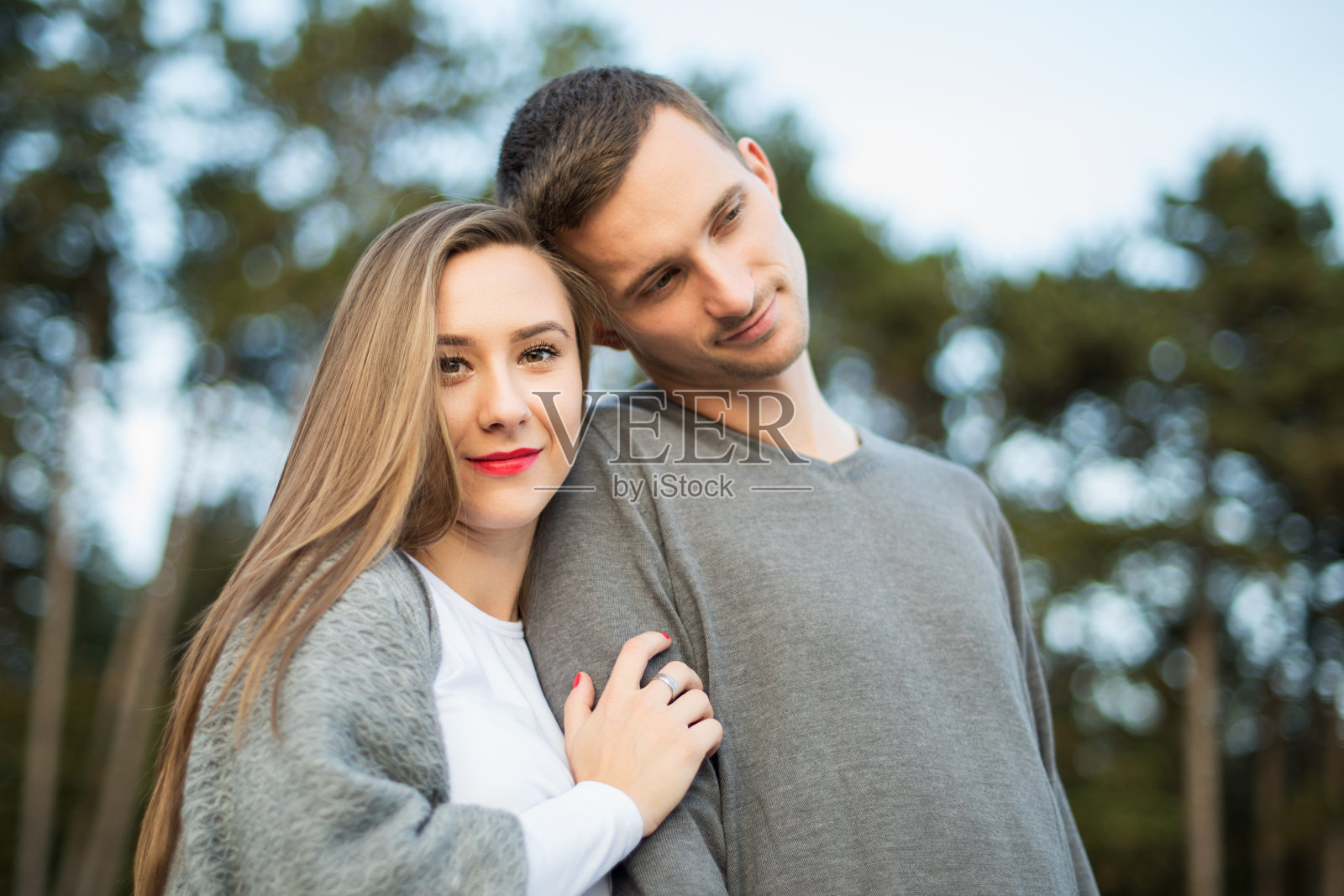 幸福的年轻夫妇在爱的拥抱。公园户外约会。一对相爱的夫妇看着相机肖像。照片摄影图片