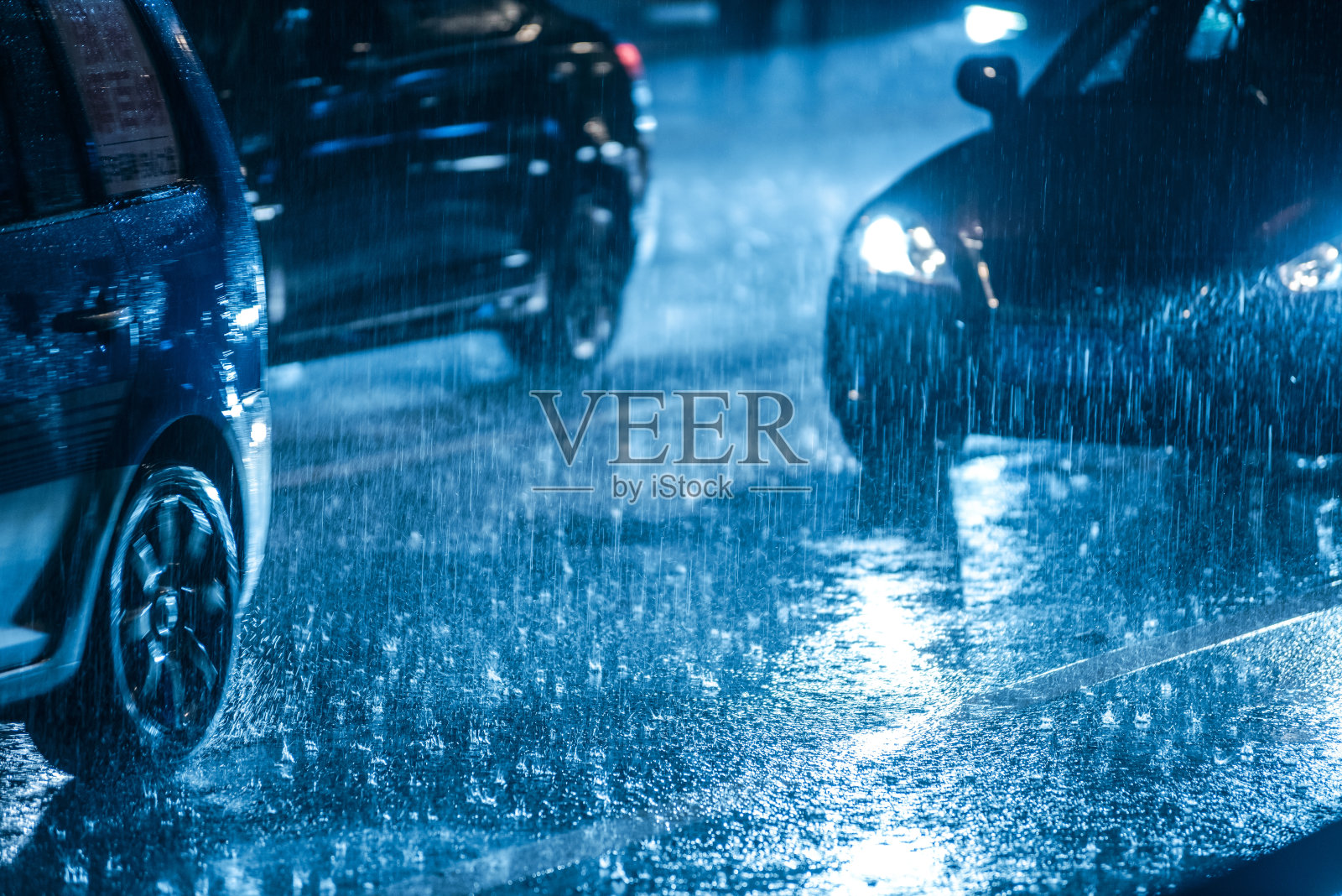 汽车在雨中驾驶在潮湿的道路上带着前灯照片摄影图片
