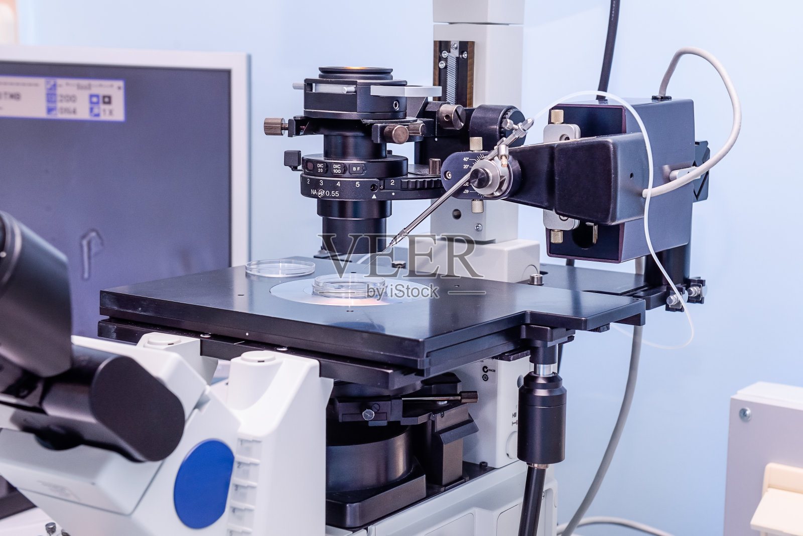 立体实验室显微镜的一部分，用于检查使用注射器提取样本进行分析的精子样本。监视器上的监视结果。有选择性的重点照片摄影图片