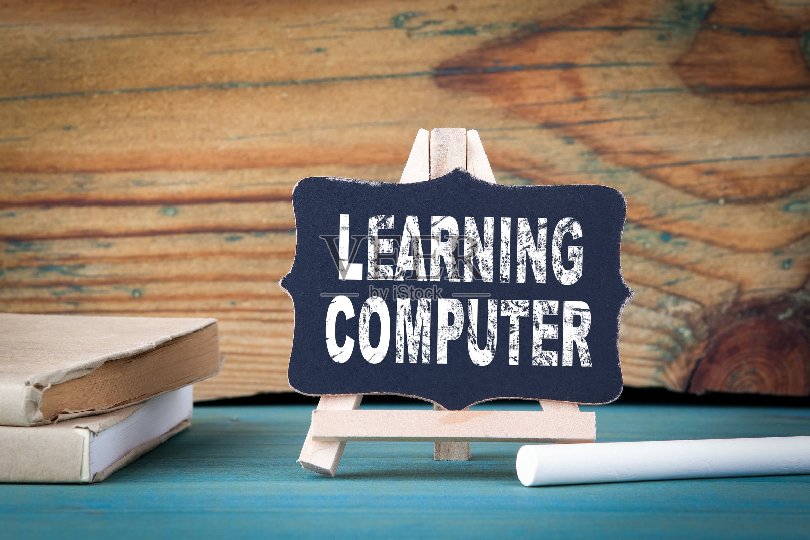 学习计算机，教育理念。小木板和粉笔在桌子上照片摄影图片