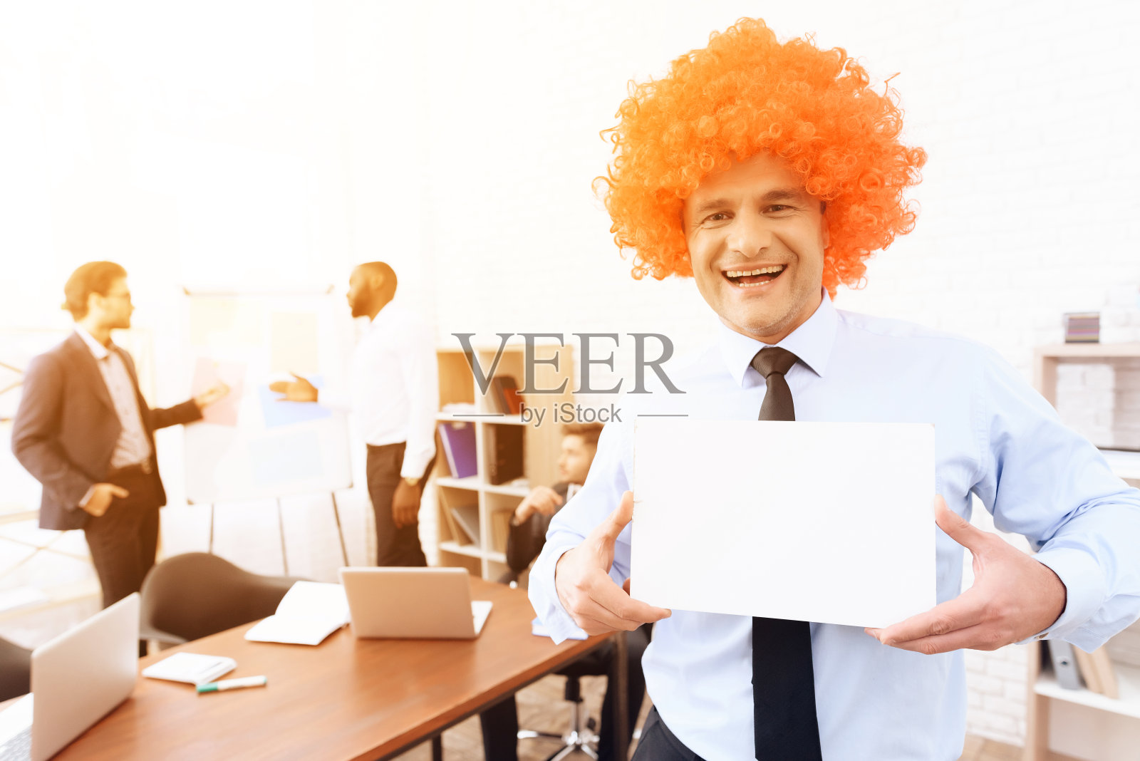 一个戴假发的人来参加一个商务会议。照片摄影图片
