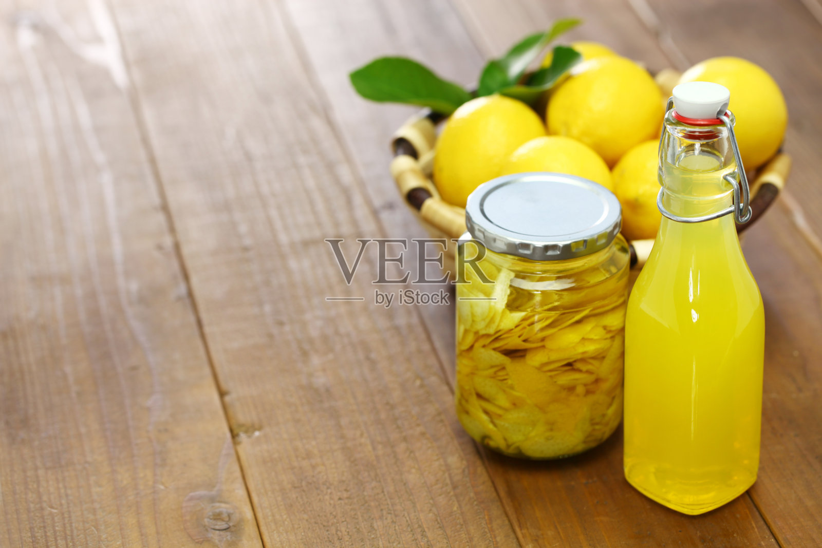自制柠檬酒，意大利传统柠檬利口酒照片摄影图片
