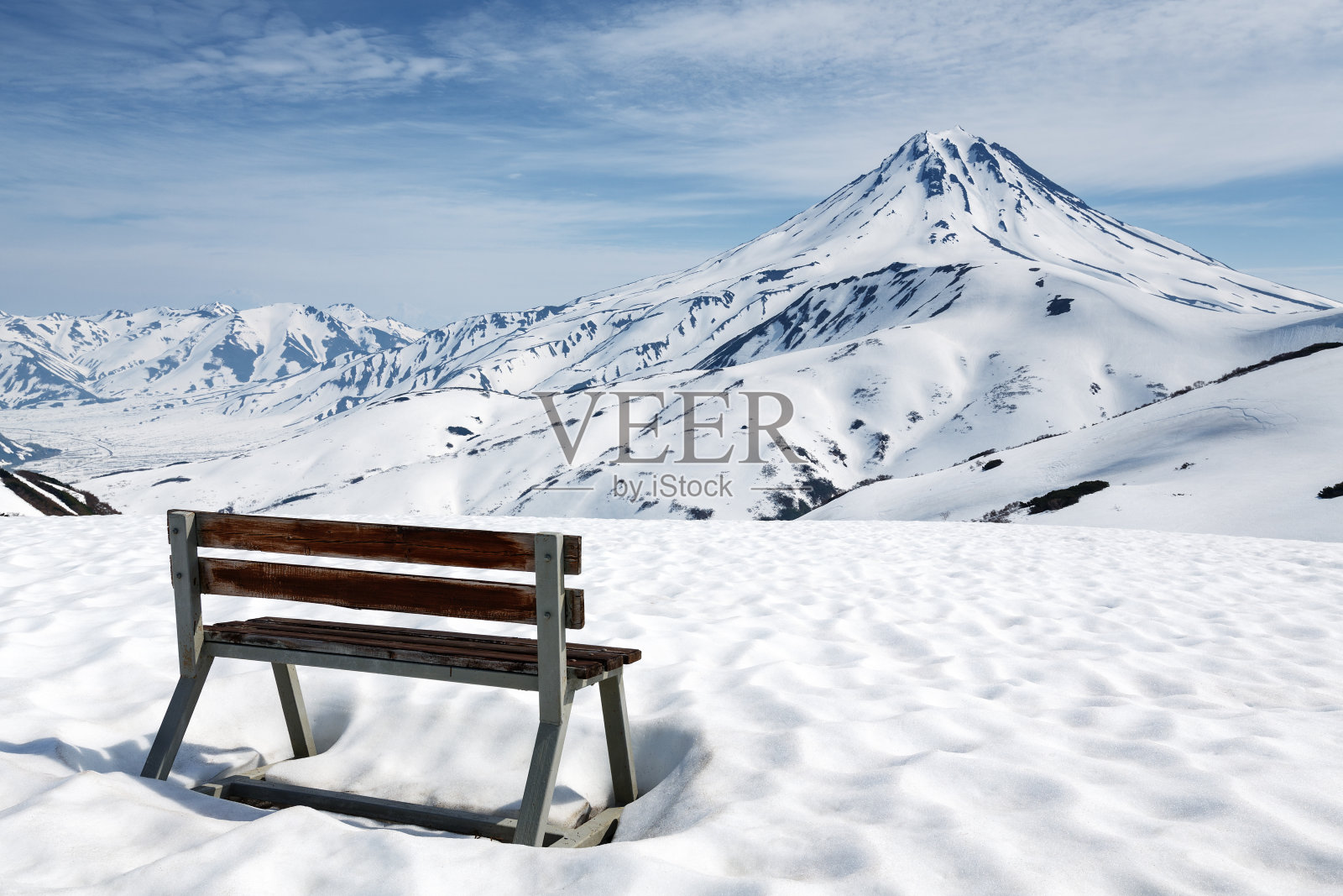 雪中有一条木凳，可以用来观察火山照片摄影图片