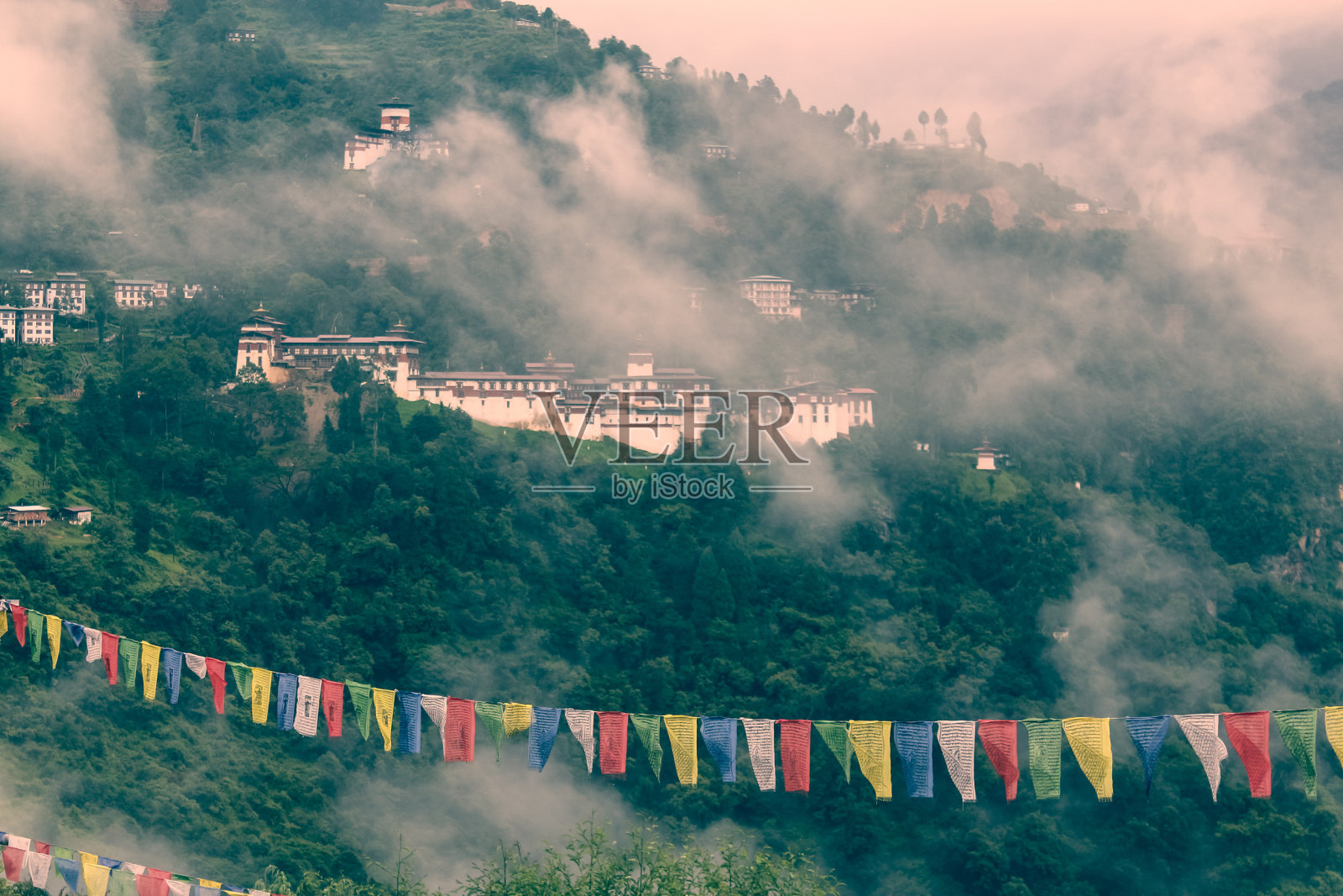 亚洲不丹布姆唐，Trongsa Dzong和Ta-Dzong雾气弥漫的山丘。照片摄影图片