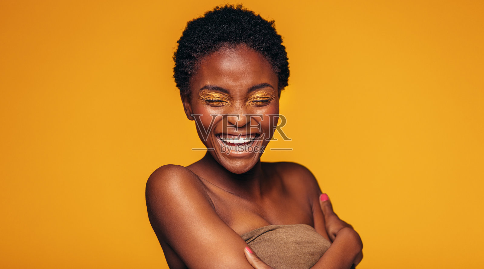 一个非洲女人在黄色的背景下笑照片摄影图片