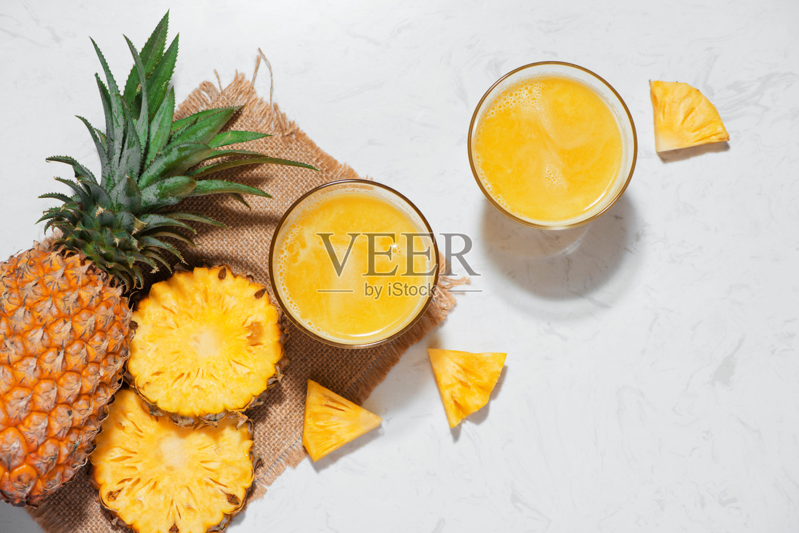 俯视图新鲜菠萝汁在玻璃与菠萝水果照片摄影图片