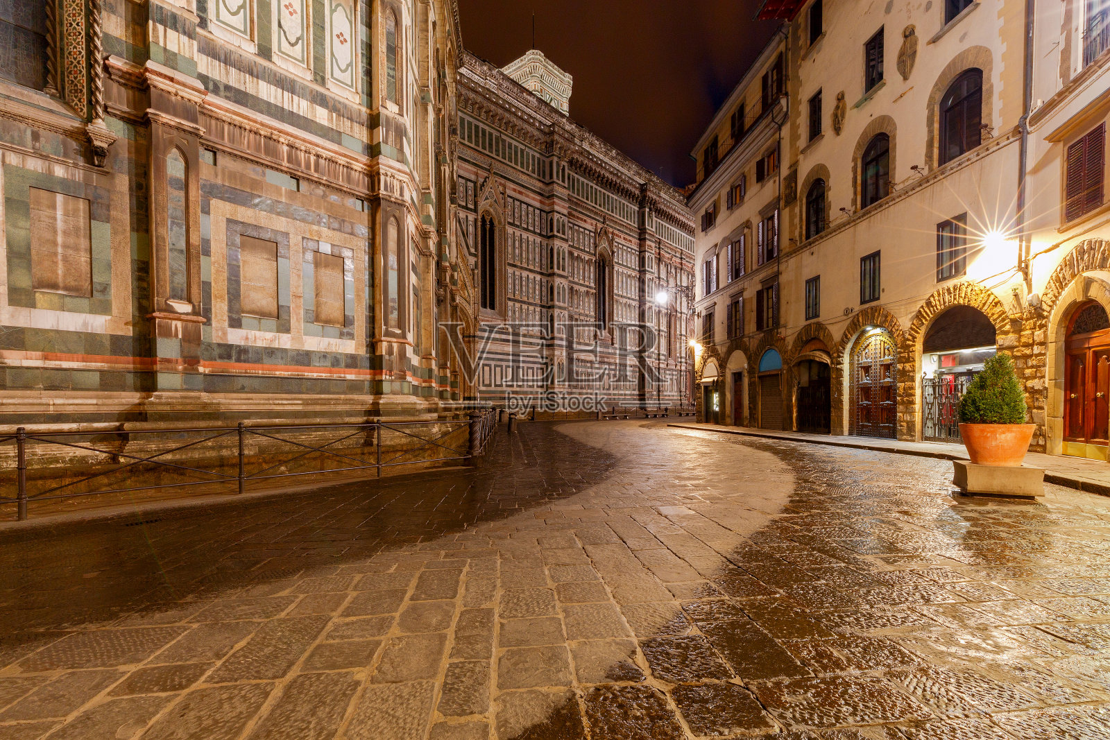 佛罗伦萨。晚上的街道。照片摄影图片