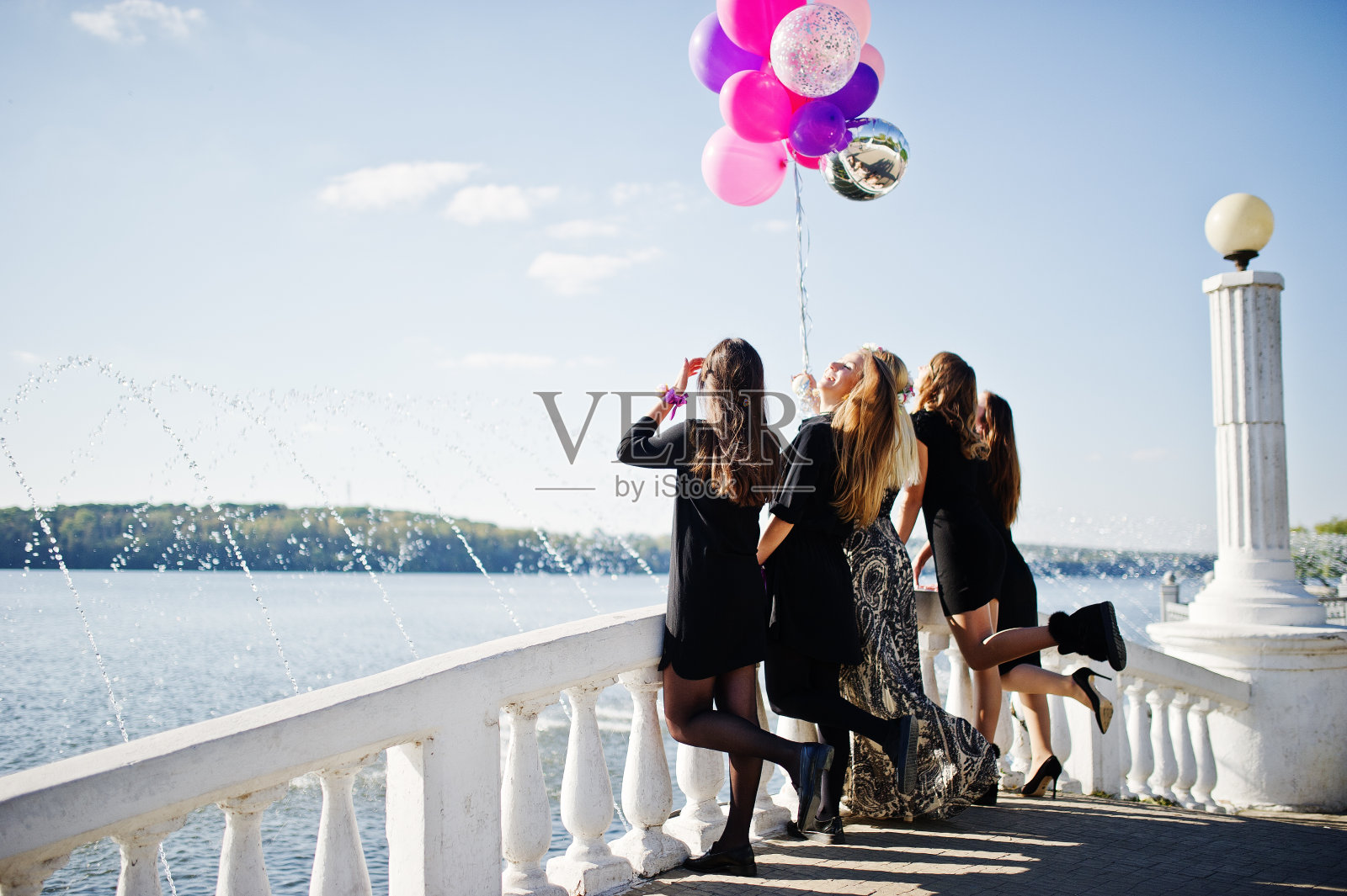 五个女孩穿着黑色衣服在妇女聚会上玩得很开心。照片摄影图片