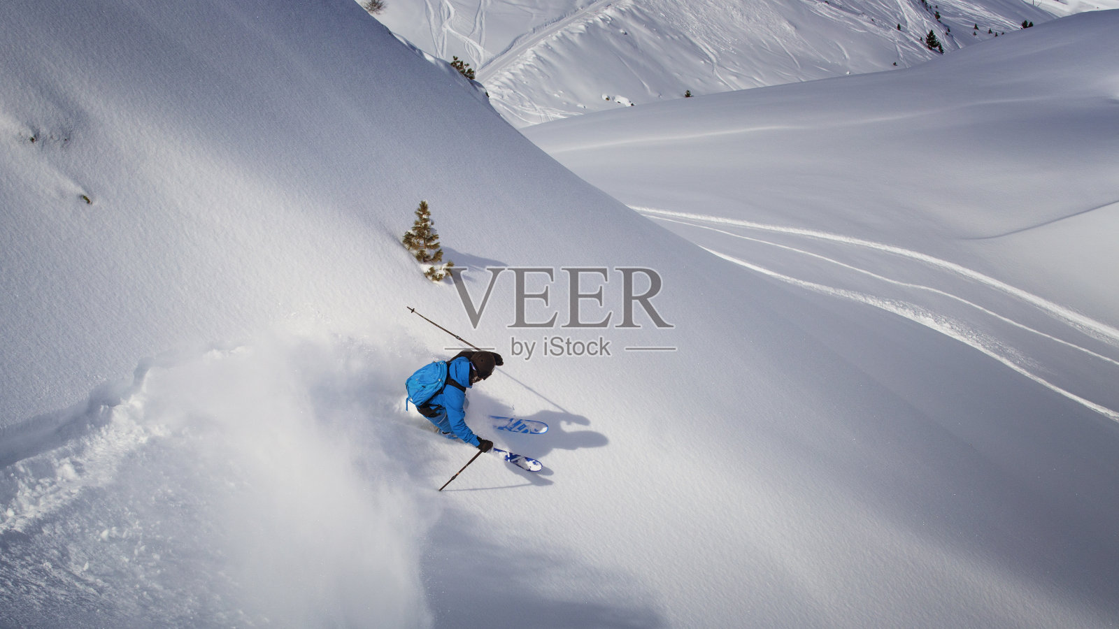 极速滑雪者在粉末雪中照片摄影图片