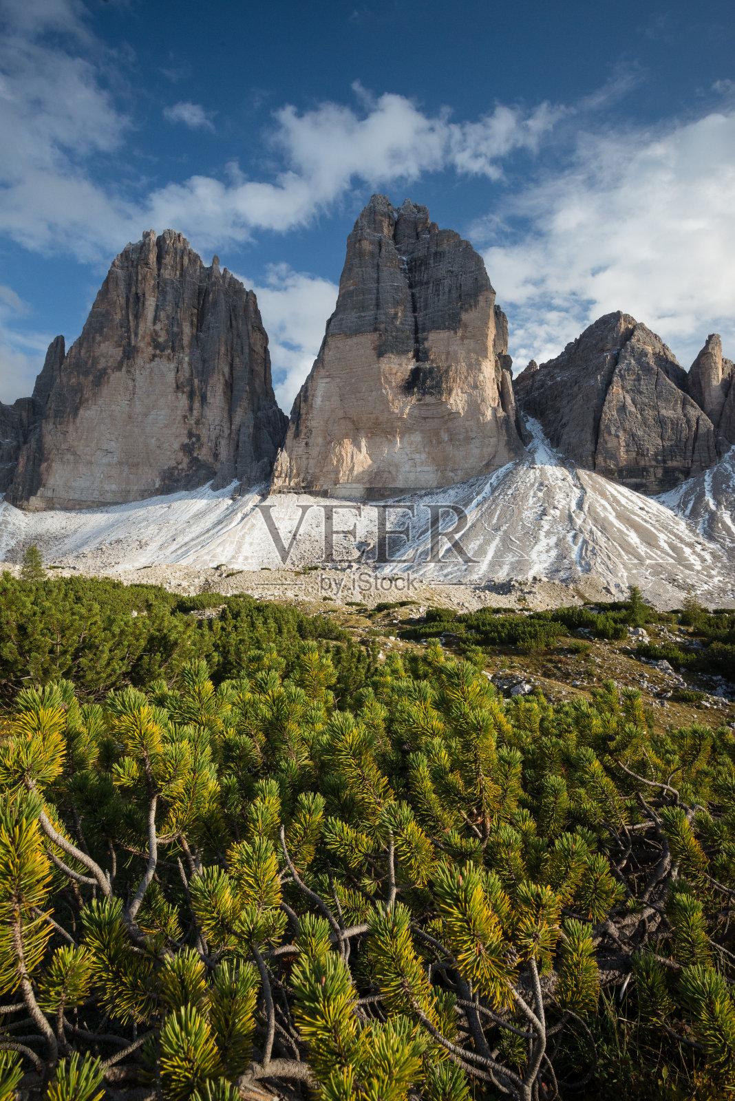 垂向图像的Tre Cime di Lavaredo在白云石山脉，意大利，欧洲照片摄影图片
