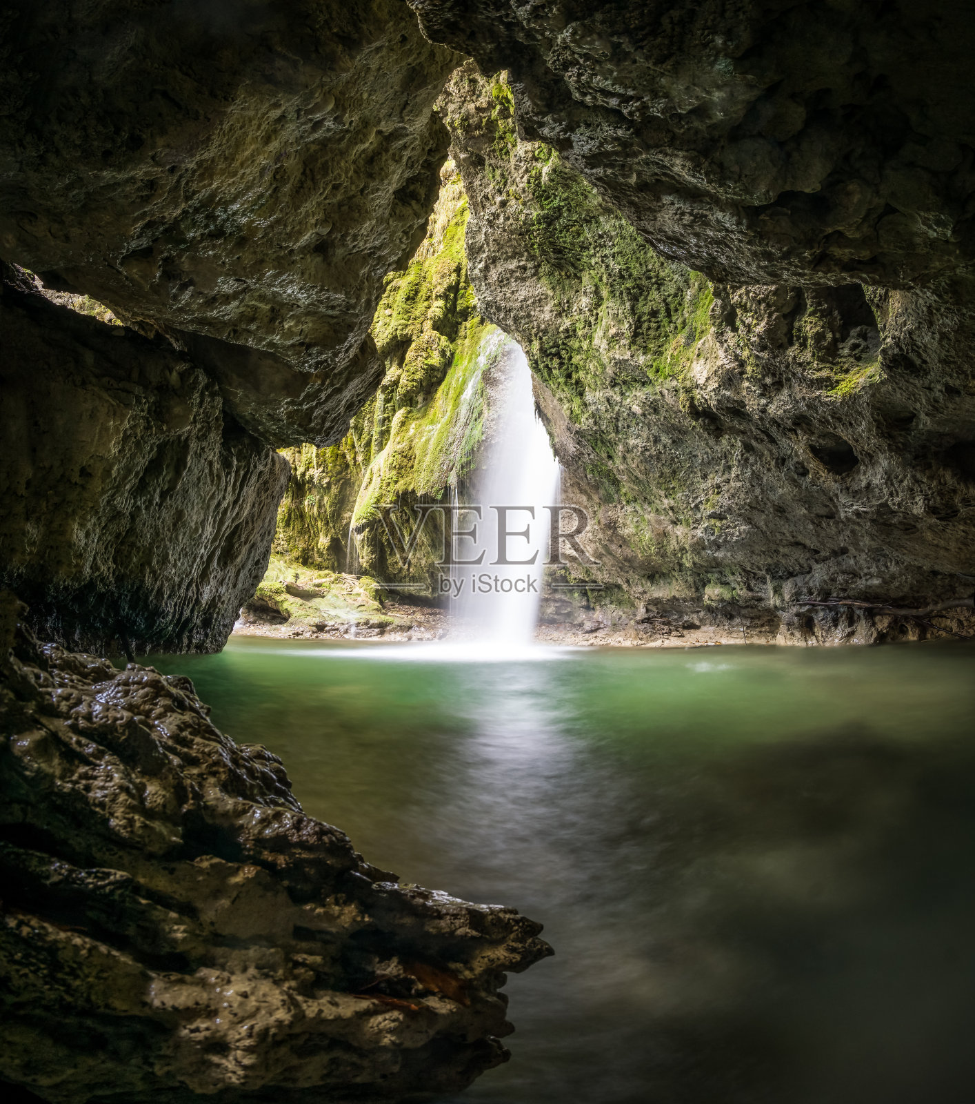 阿尔卑斯山岩洞里的神秘瀑布照片摄影图片