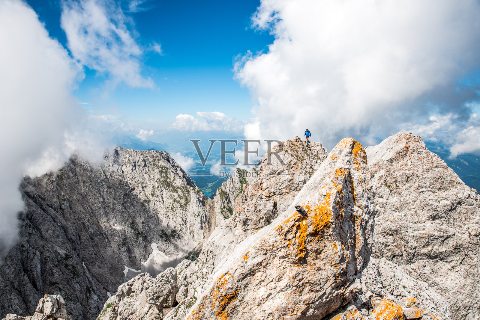 奥地利Wilder Kaiser山脉的Ellmauer Halt徒步旅行者-靠近Gruttenhuette, Going, Tyrol, Austria -徒步旅行在欧洲的阿尔卑斯山照片摄影图片