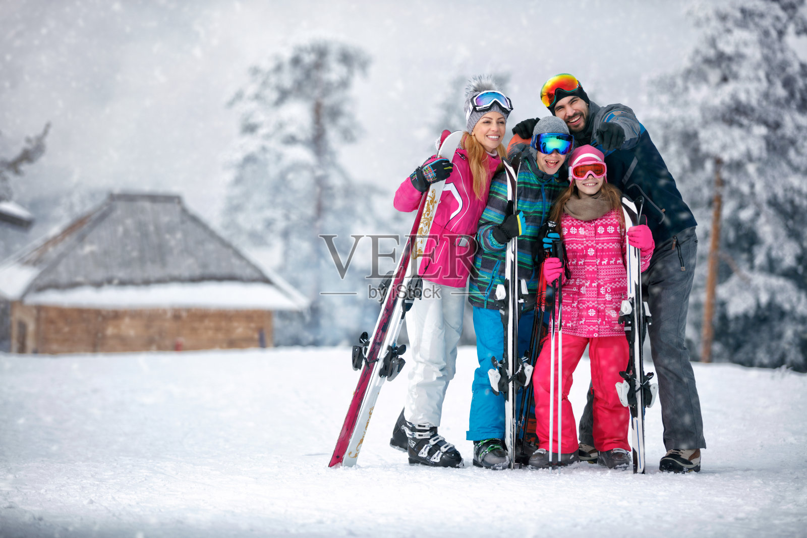 家庭，滑雪，阳光和乐趣在山上度假照片摄影图片