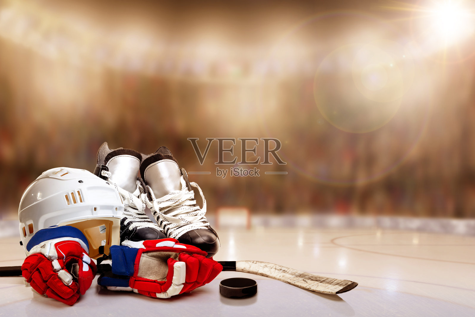 采购产品冰上曲棍球头盔，溜冰鞋，手套，棍和冰球在溜冰场照片摄影图片