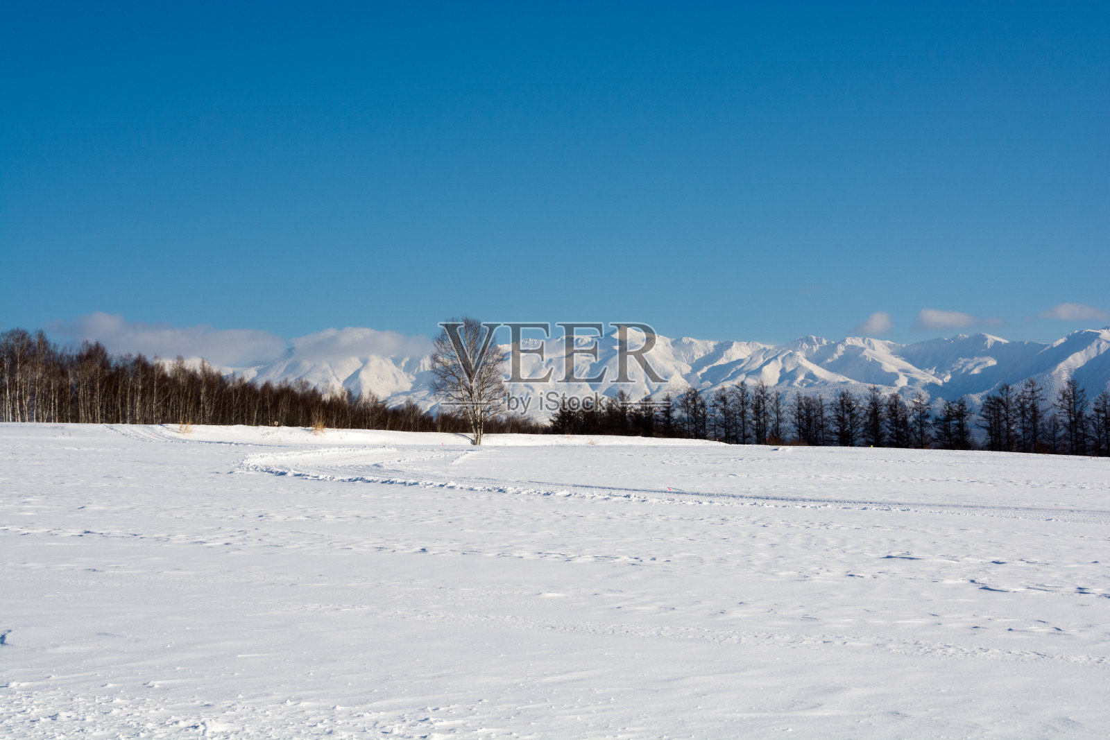 冬天蓝色的天空和雪山，雪野照片摄影图片